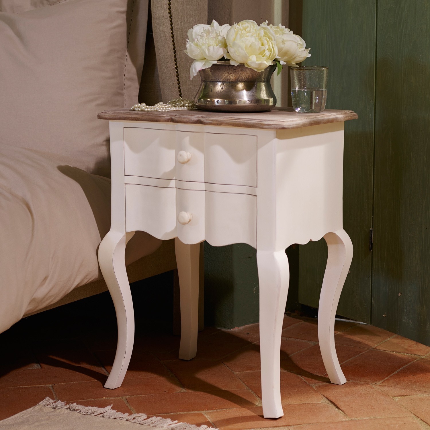 Table d'appoint Fairchild Table de chevet blanche en bois avec deux tiroirs et pieds décoratifs dans un style rustique