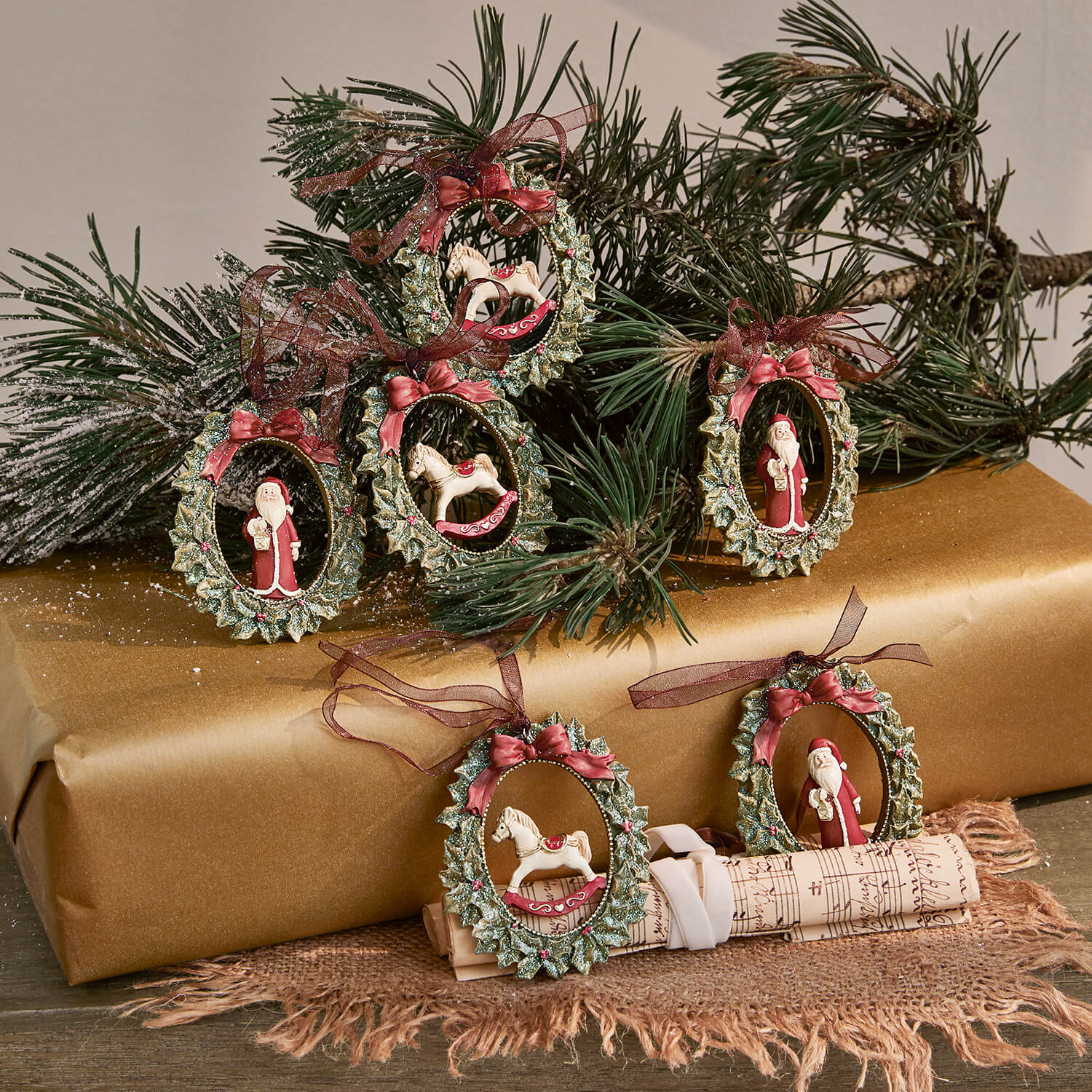 Ensemble de décorations de Noël avec couronnes vertes, nœuds rouges et figurines de Père Noël et cheval à bascule