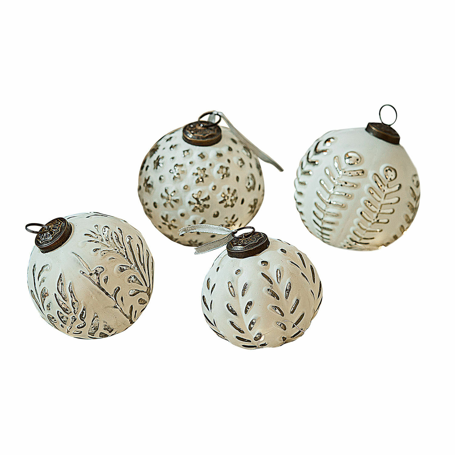 Lot de 4 boules de Noël Consac Ensemble de quatre boules de Noël blanches avec motifs métalliques et attaches pour décoration festive