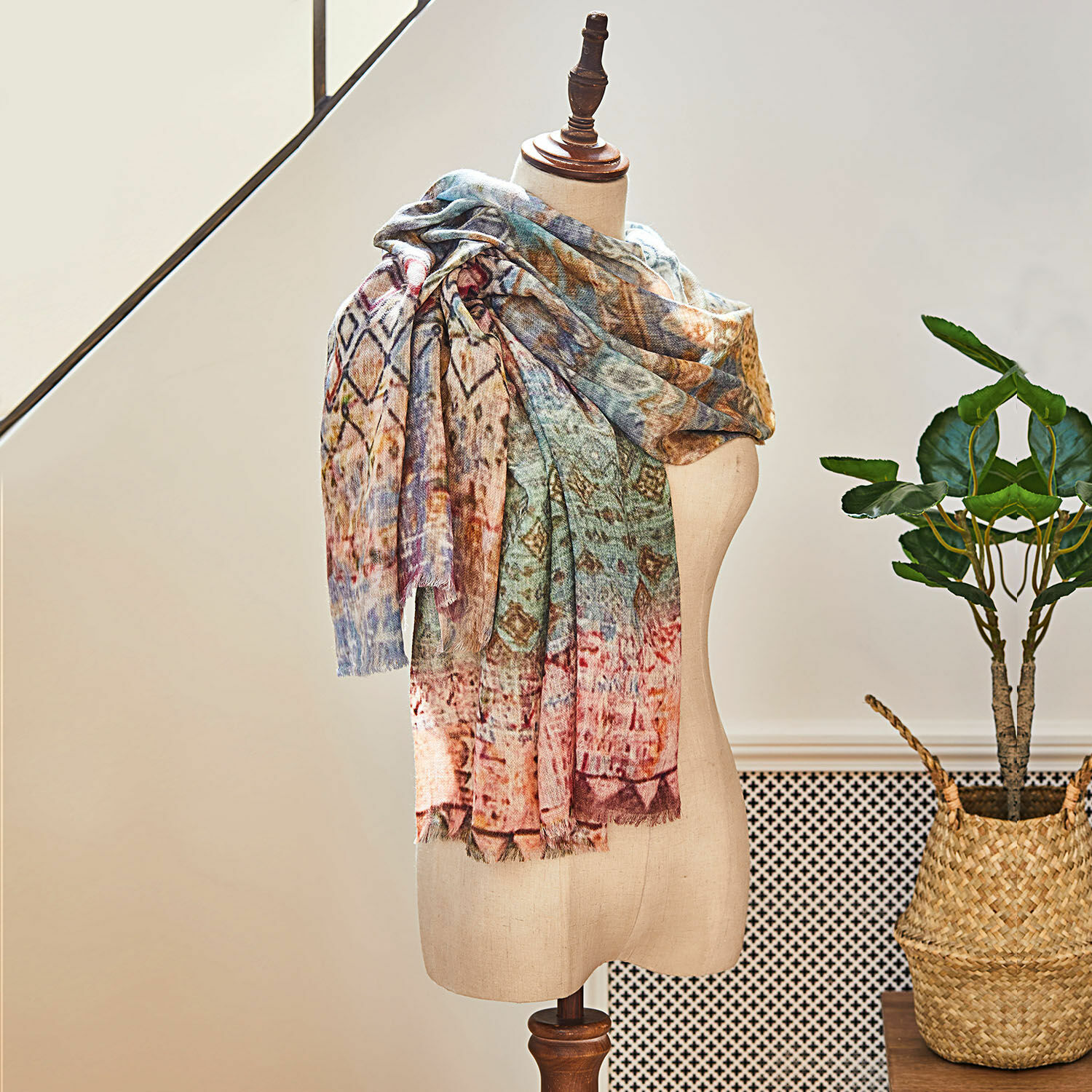 Étole Léa Écharpe colorée en tissu doux avec motif géométrique sur mannequin dans un intérieur lumineux
