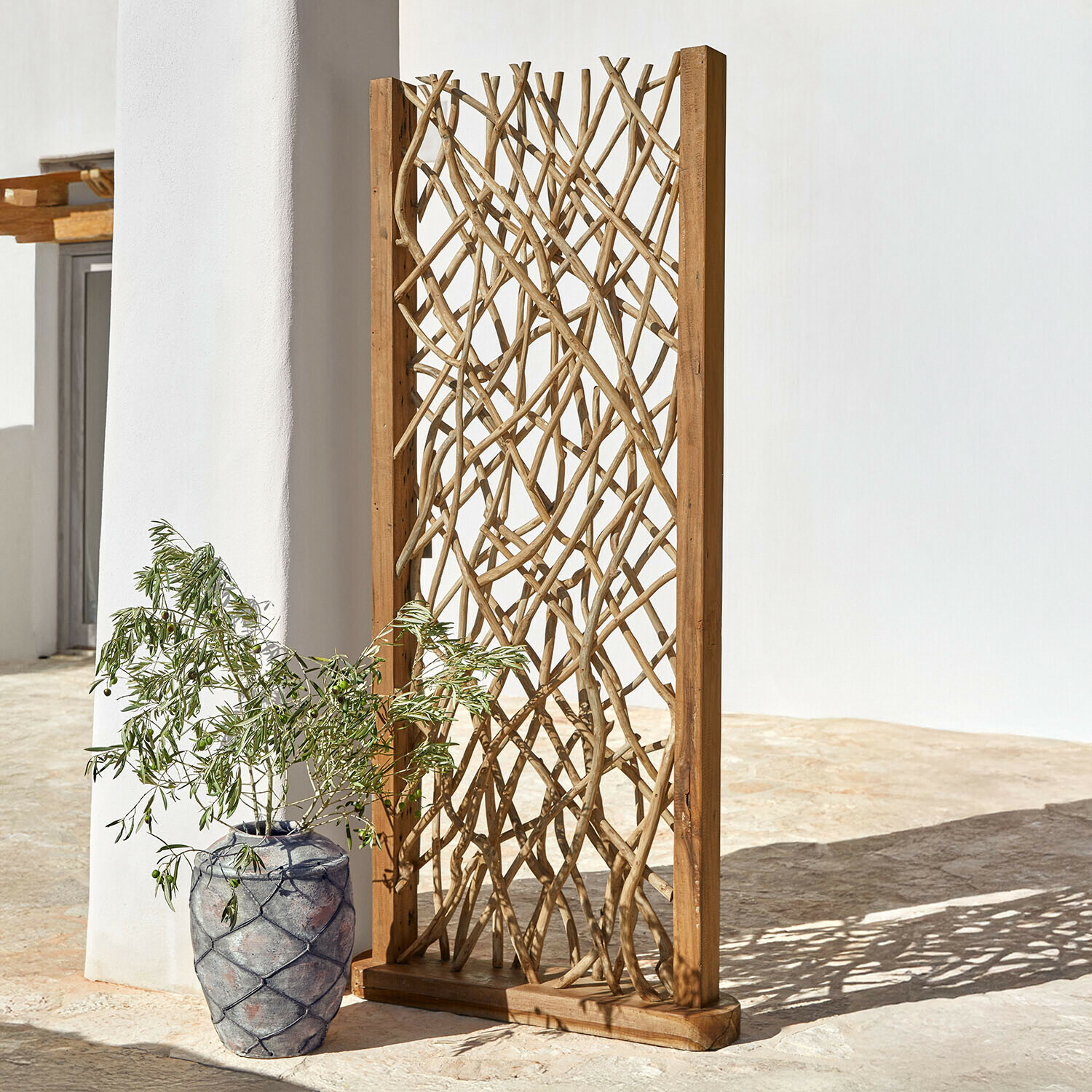 Paravent naturel en bois et branches claires, décoration intérieure et extérieure élégante