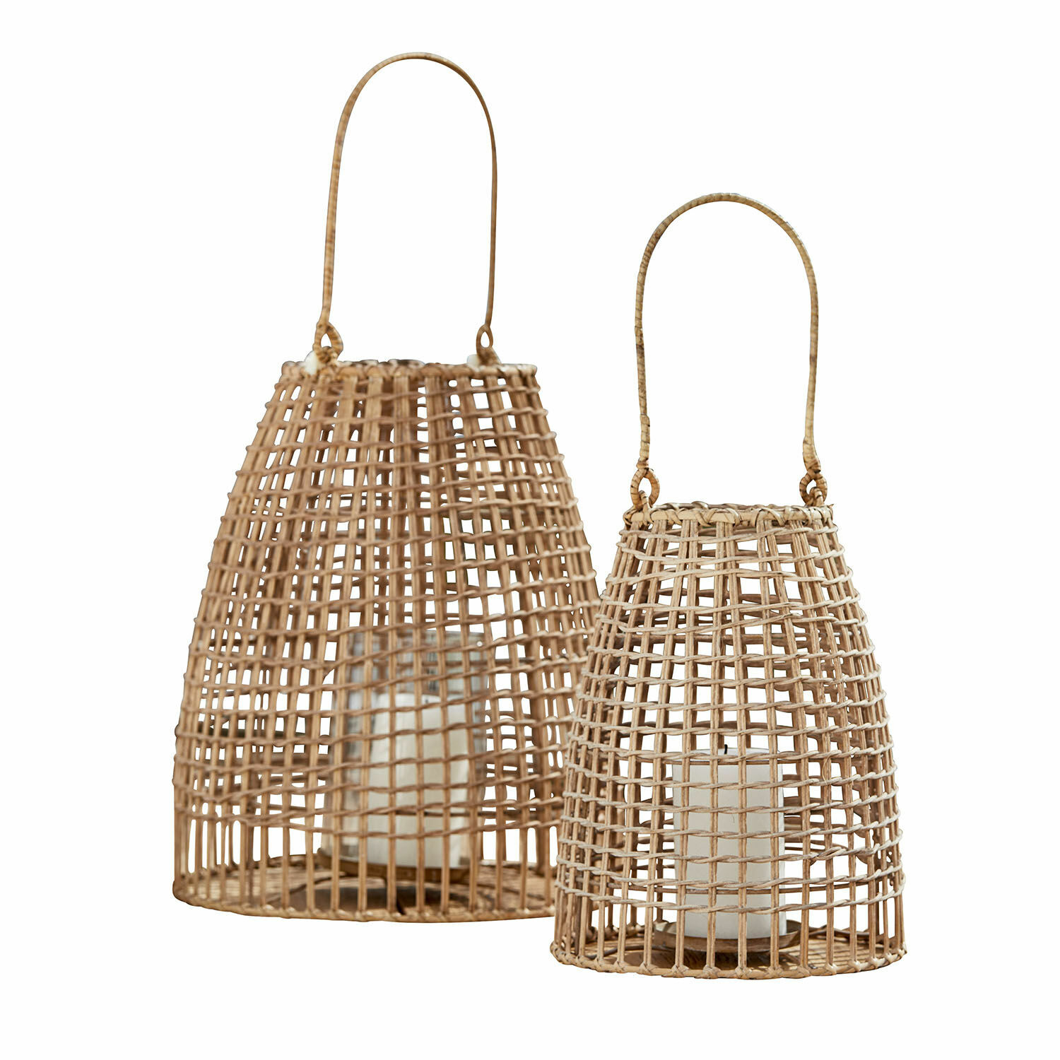 Lot de 2 lanternes Hillendale Deux lanternes en rotin naturel avec poignées et bougies blanches pour décoration intérieure