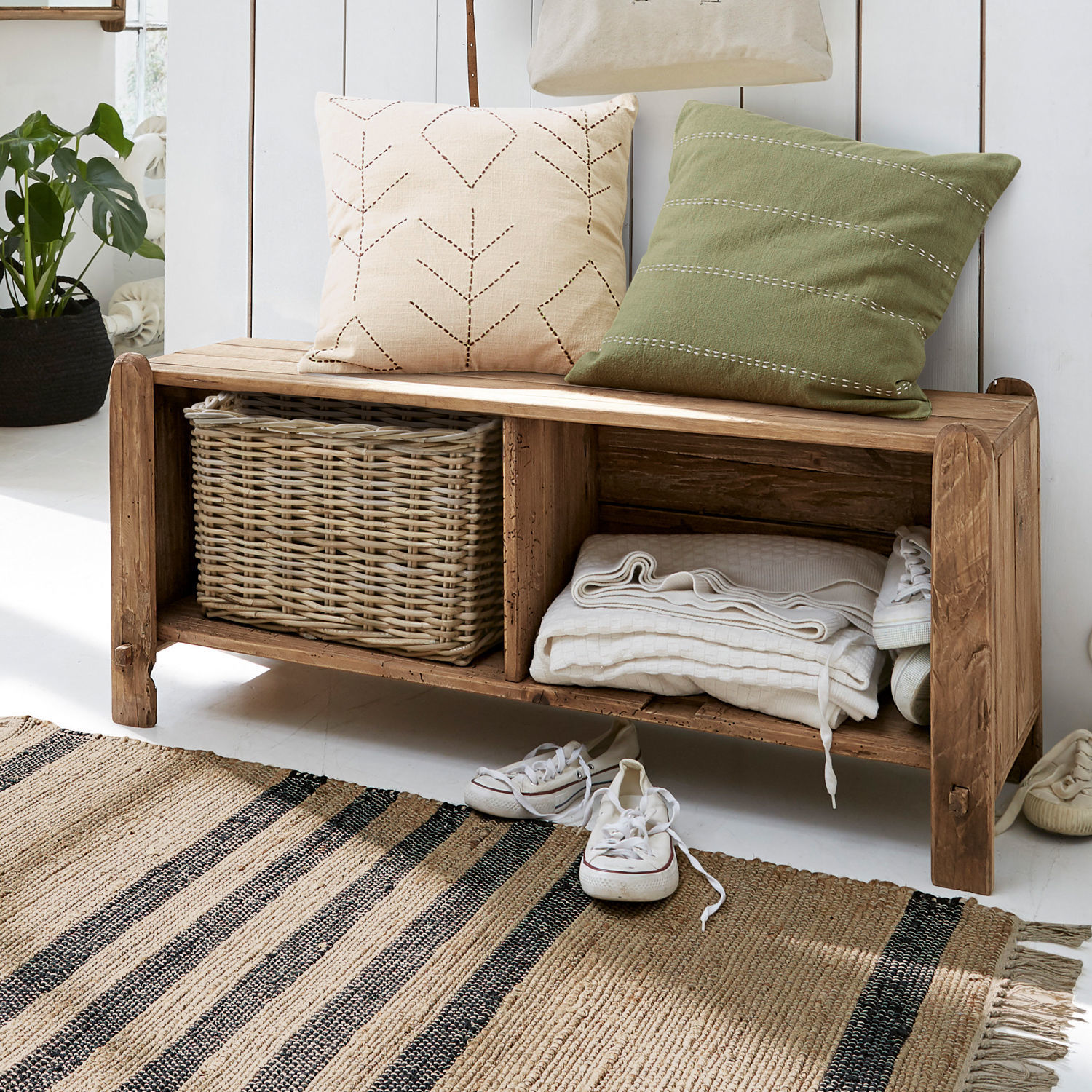 Banc Argenteuil Banc en bois naturel avec coussins et panier, rangement pratique pour entrée ou salon cosy