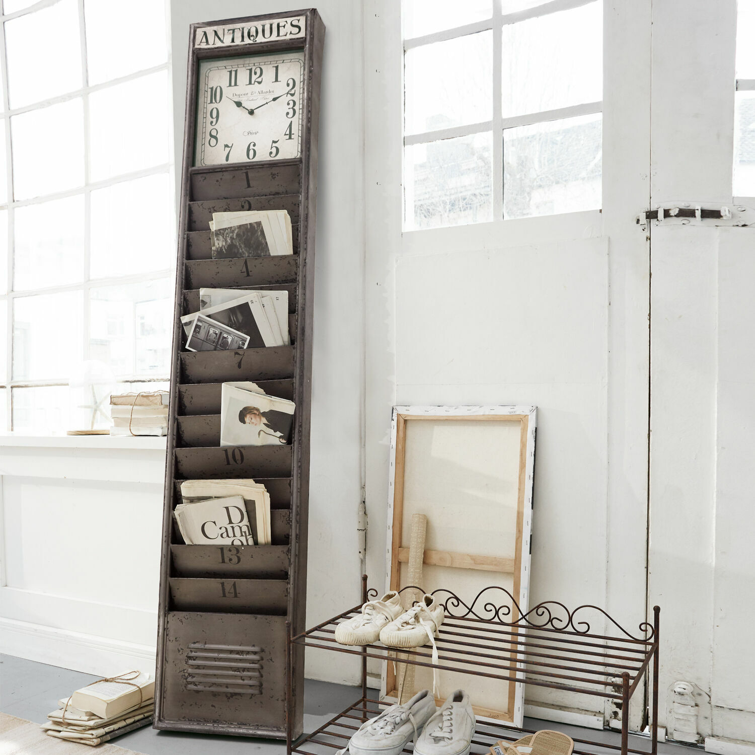Porte-revues Raleigh Porte-lettres en métal gris avec horloge vintage dans une pièce lumineuse au style ancien