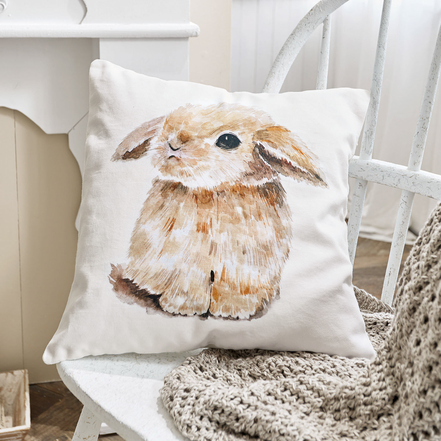 Housse de coussin Florentina Coussin blanc en coton avec impression de lapin brun pour décoration intérieure douce et naturelle
