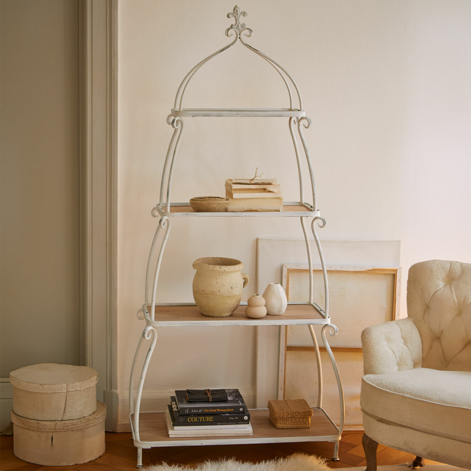 Étagère Kellington Étagère blanche en métal avec étagères en bois style vintage, décorations et livres dans un salon
