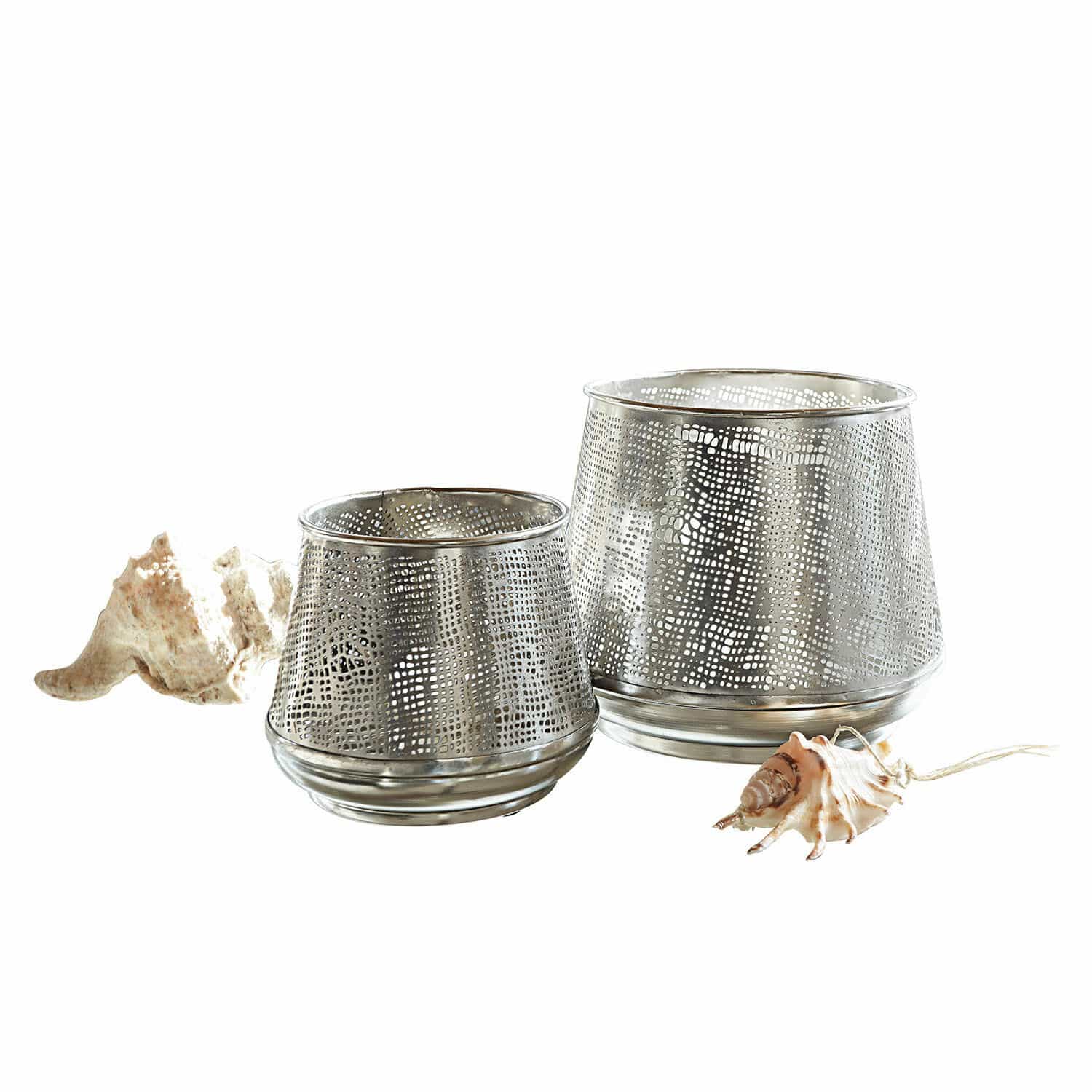 Lot de 2 photophores Keegan Deux photophores en métal ajouré argenté avec coquillages décoratifs sur fond blanc