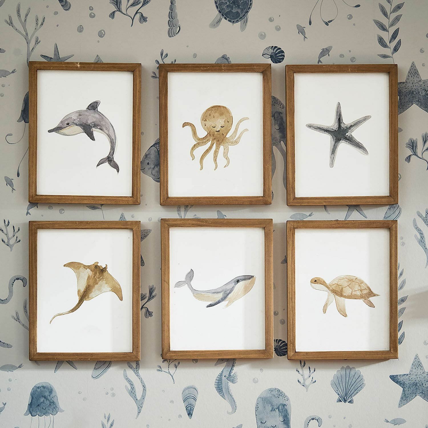 Lot de 6 dessins Nibblu Ensemble de six cadres en bois avec peintures aquarelles d'animaux marins sur un mur à motif océanique