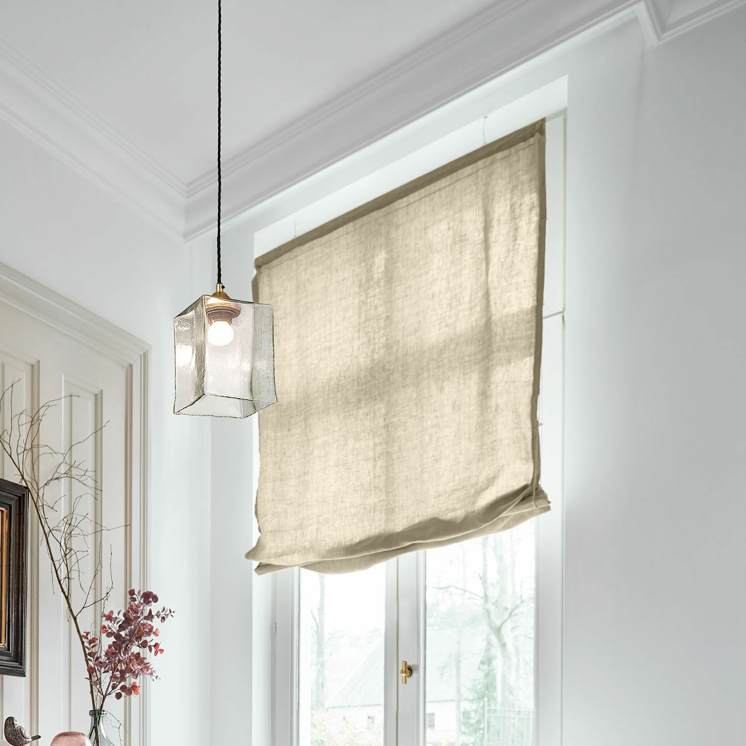 Store bateau Lunavaux Store bateau beige en lin dans une pièce lumineuse avec lampe suspendue et fenêtre
