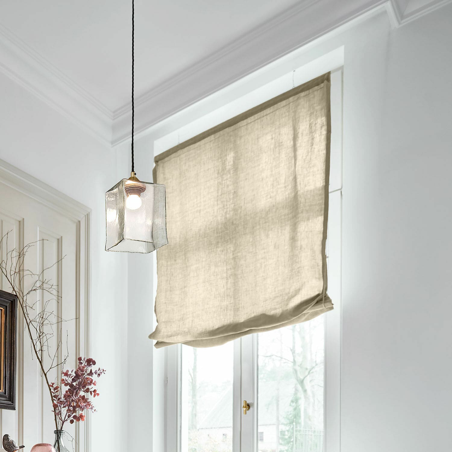 Store bateau Lunavaux Store bateau beige en lin dans une pièce lumineuse avec lampe suspendue et fenêtre