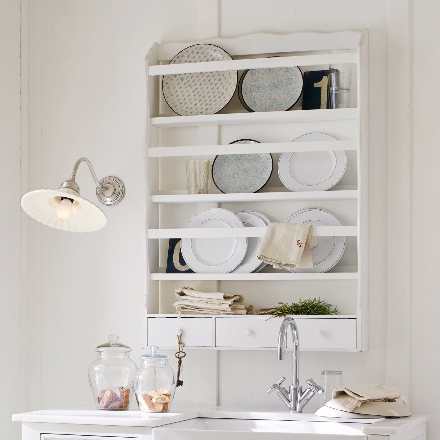 Étagère murale Carbondale Étagère murale blanche en bois avec assiettes et verres, style rustique pour cuisine lumineuse