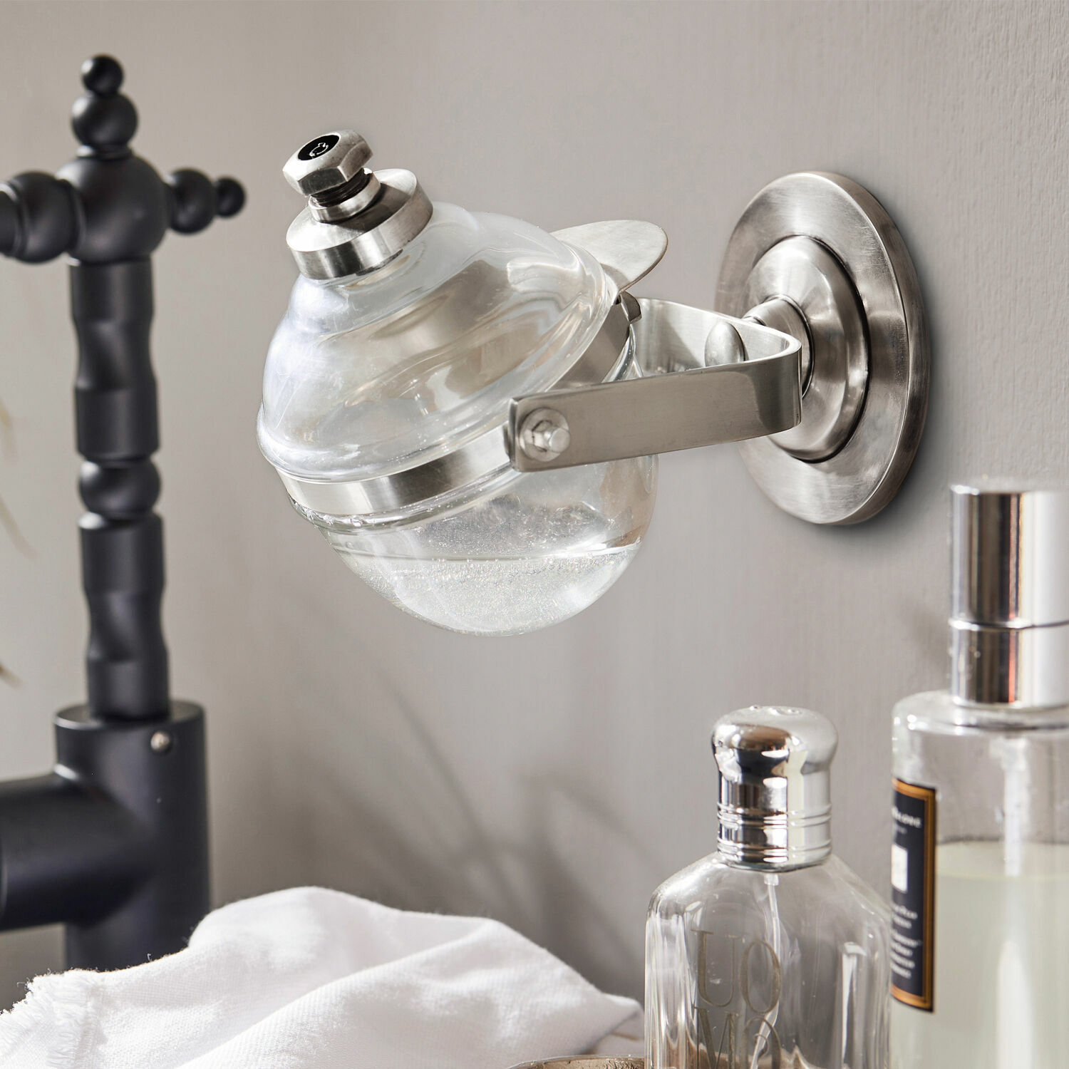 Distributeur de savon Bailey Distributeur de savon mural en verre avec support en acier inoxydable pour salle de bain