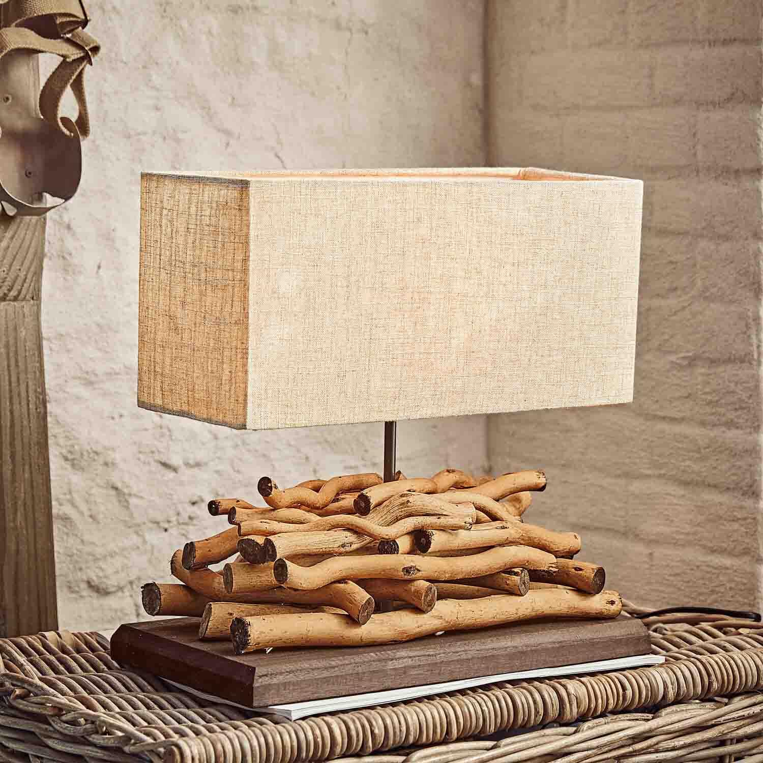 Lampe de table avec abat-jour beige et base en bois naturel au style rustique