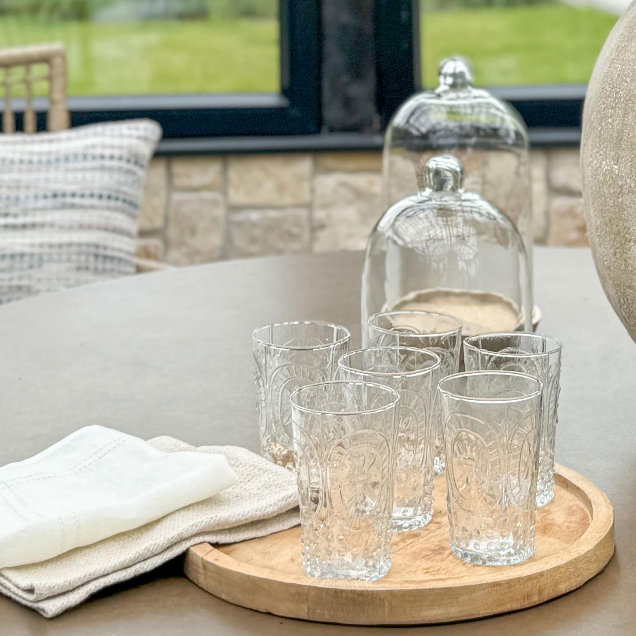 Ensemble de six verres transparents avec motif décoratif sur un plateau en bois pour servir des boissons