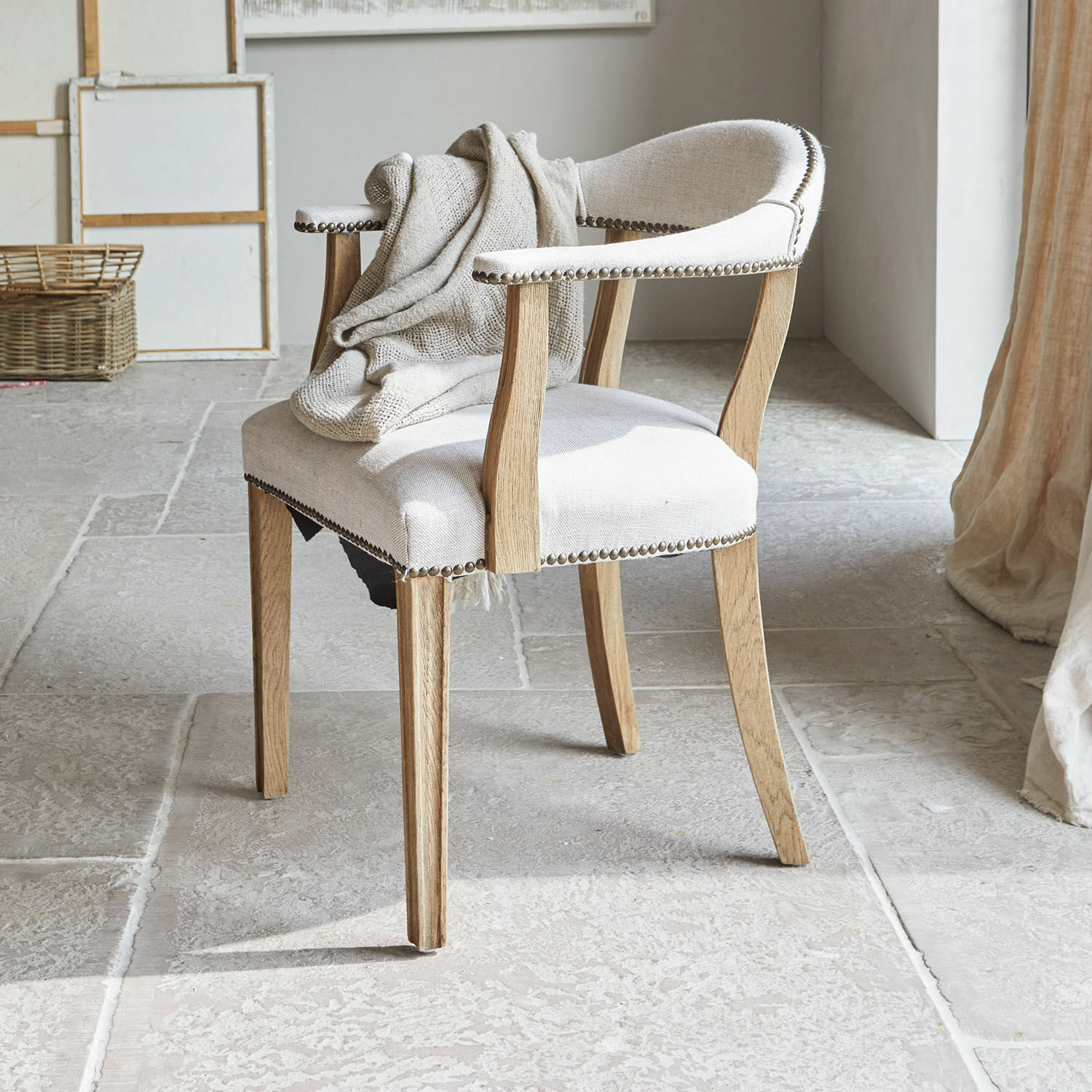 Chaise Heaton Chaise en bois clair et tissu beige avec clous décoratifs et plaid dans un style vintage