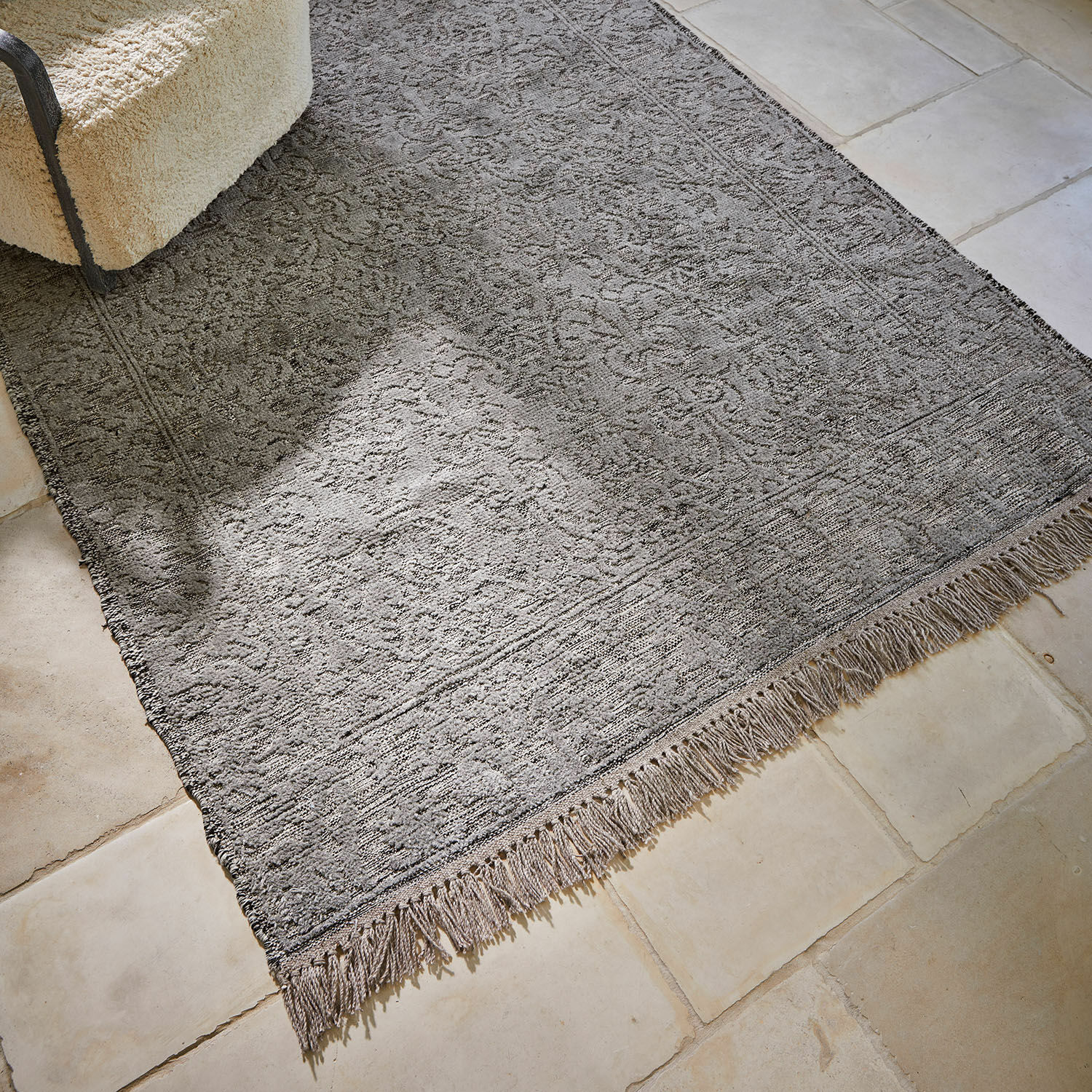 Tapis d’intérieur et d’extérieur Forvento Tapis gris à motif subtil avec franges sur sol clair, décoration intérieure élégante