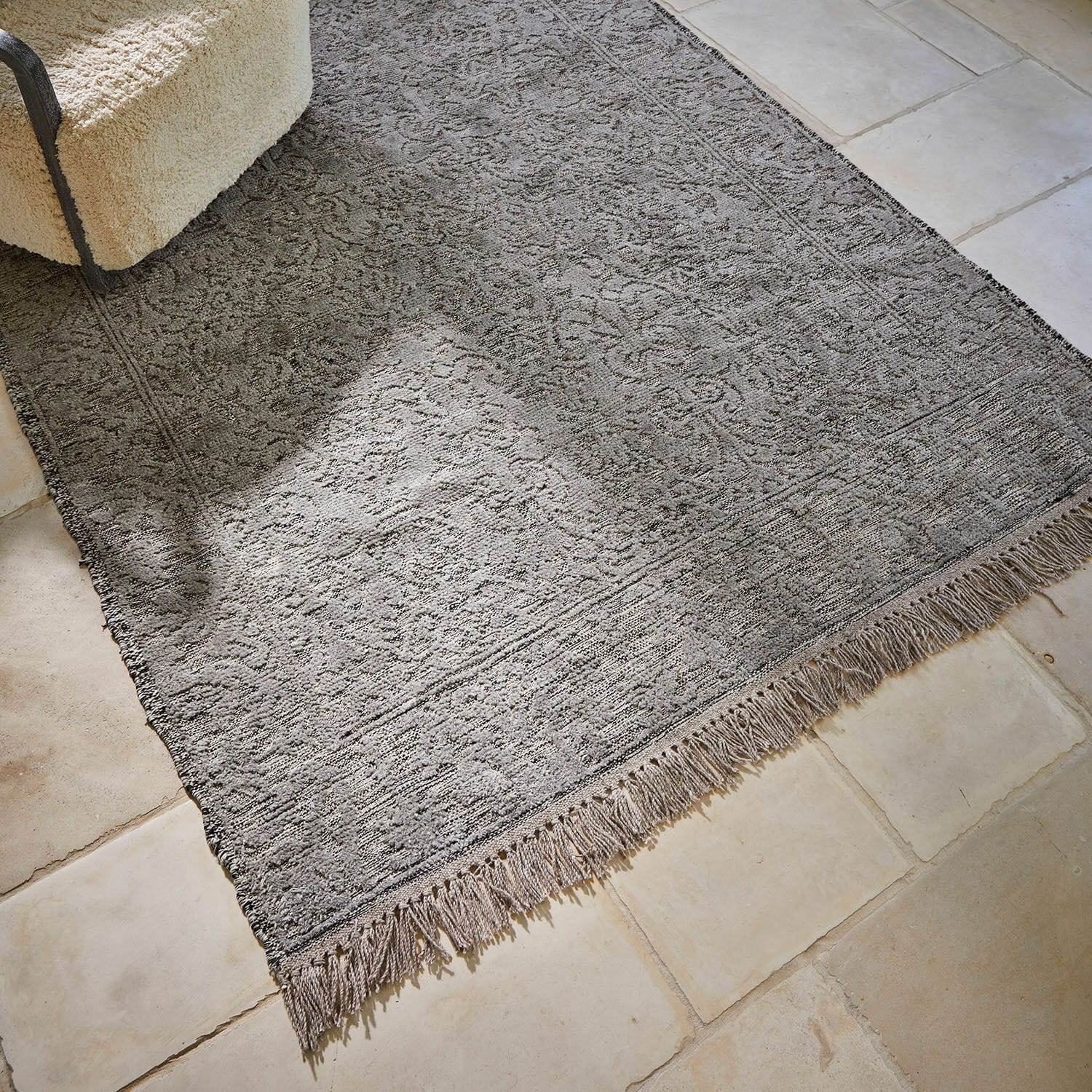 Tapis d’intérieur et d’extérieur Forvento Tapis gris à motif subtil avec franges sur sol clair, décoration intérieure élégante