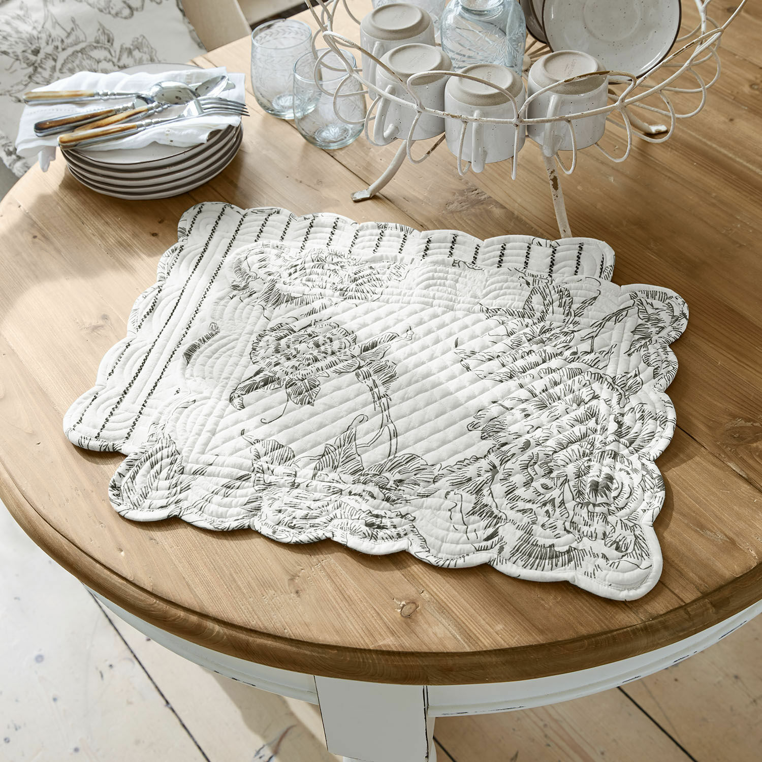 Lot de 2 sets de table Calarion Set de table matelassé blanc avec motif floral noir sur table en bois pour décoration intérieure