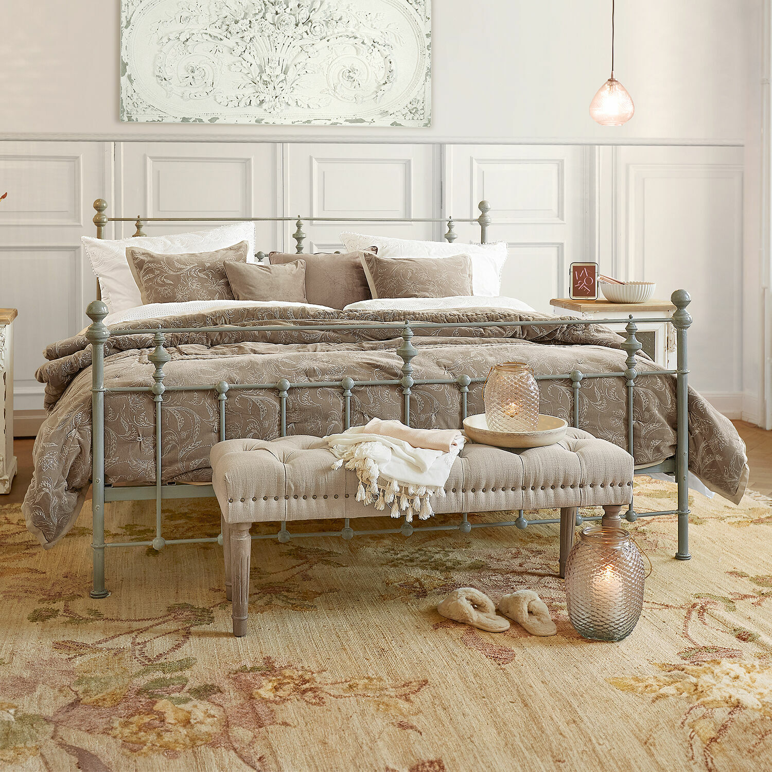 Lit Beauvierre Chambre avec lit en métal gris, literie beige à motif floral et banc rembourré doux au pied du lit