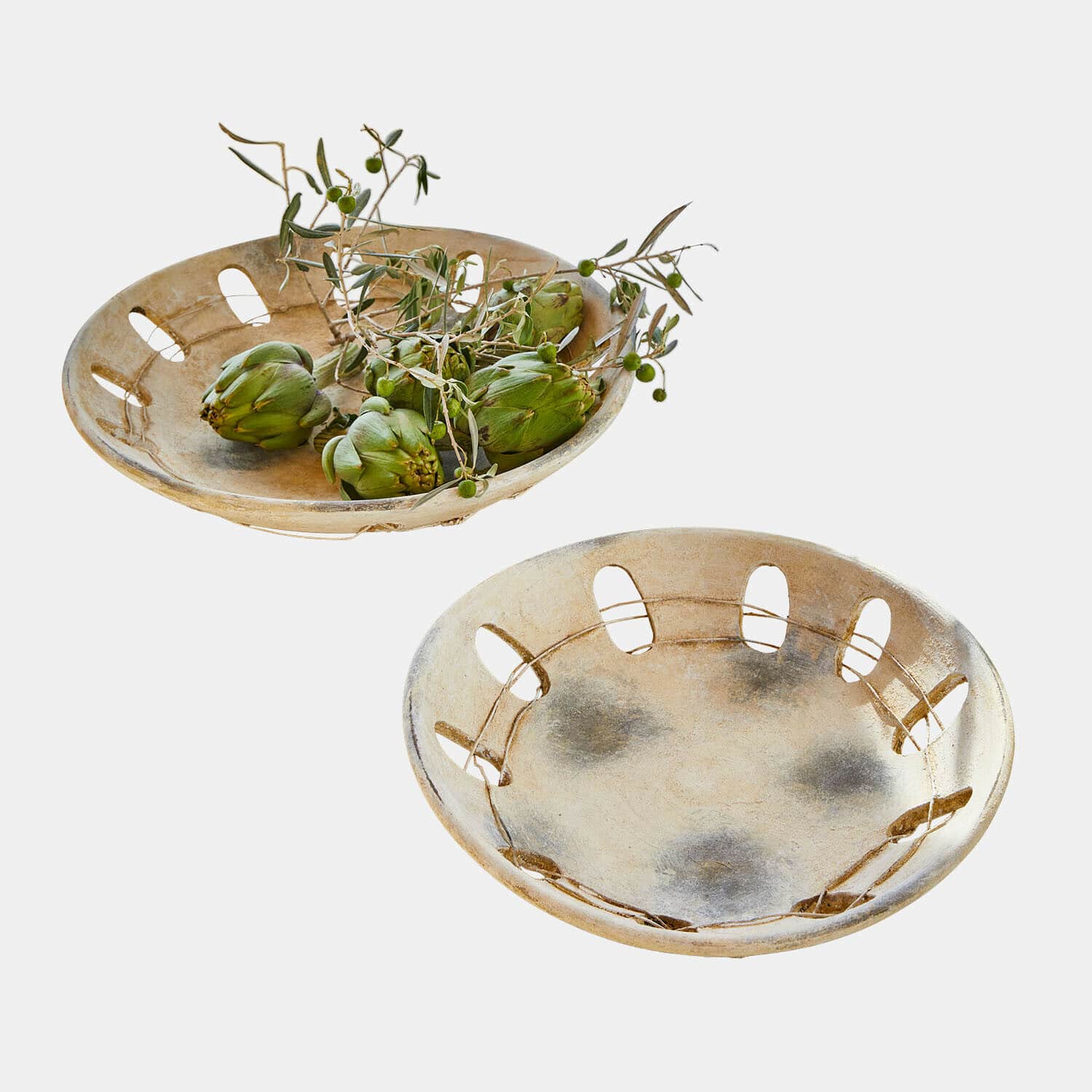 Lot de 2 coupes décoratives Delunas Deux bols décoratifs en céramique beige avec des ouvertures, l'un contenant des artichauts verts