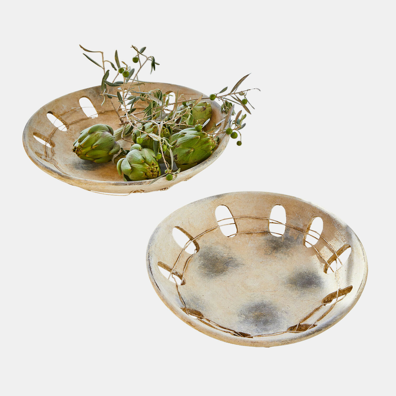 Lot de 2 coupes décoratives Delunas Deux bols décoratifs en céramique beige avec des ouvertures, l'un contenant des artichauts verts