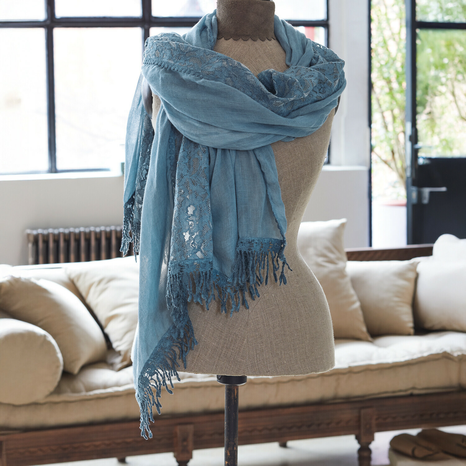 Étole Emely Écharpe bleue en tissu léger avec dentelle et franges sur mannequin, accessoire mode élégant
