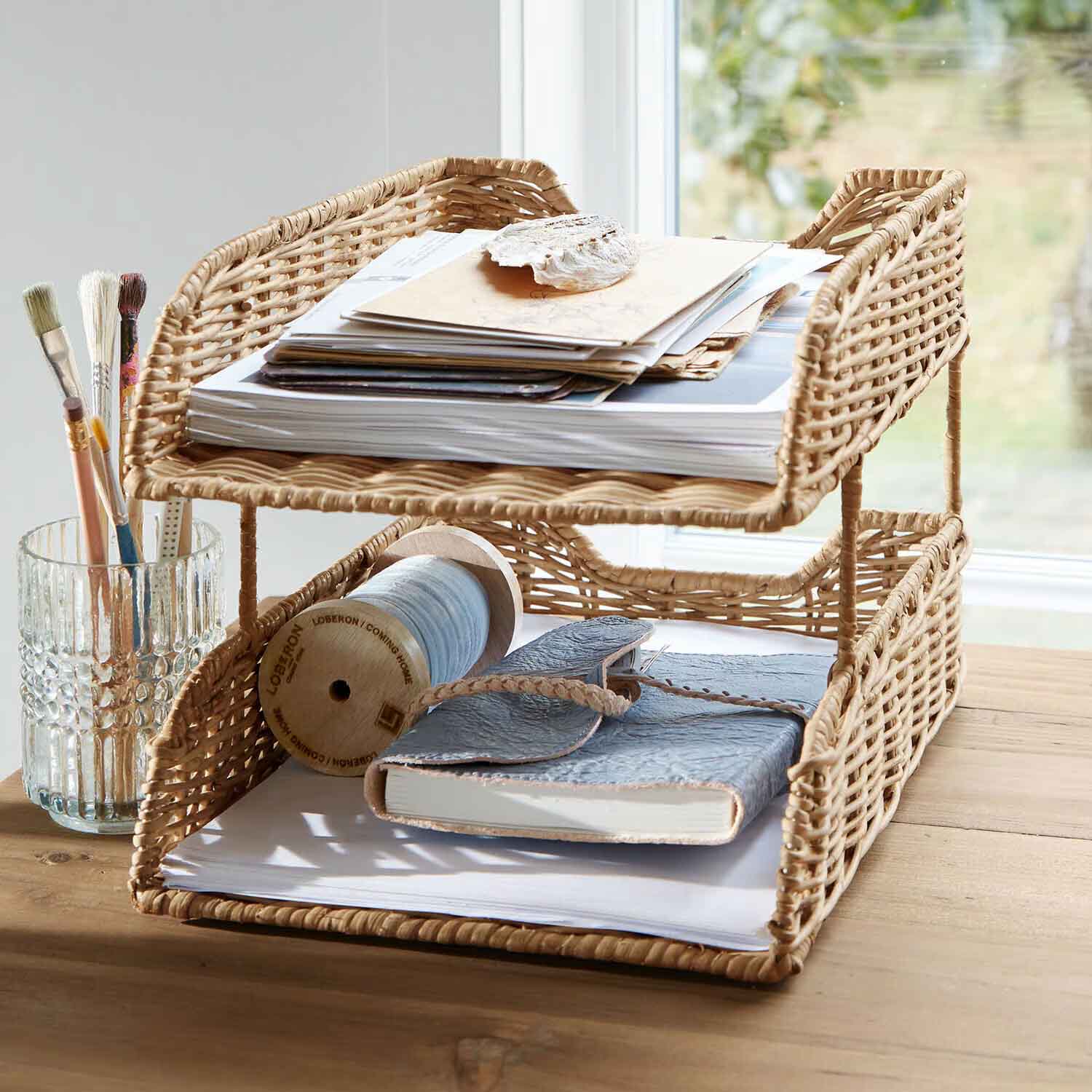 Organisateur à deux niveaux en rotin naturel avec papiers et pinceaux pour bureau ou atelier