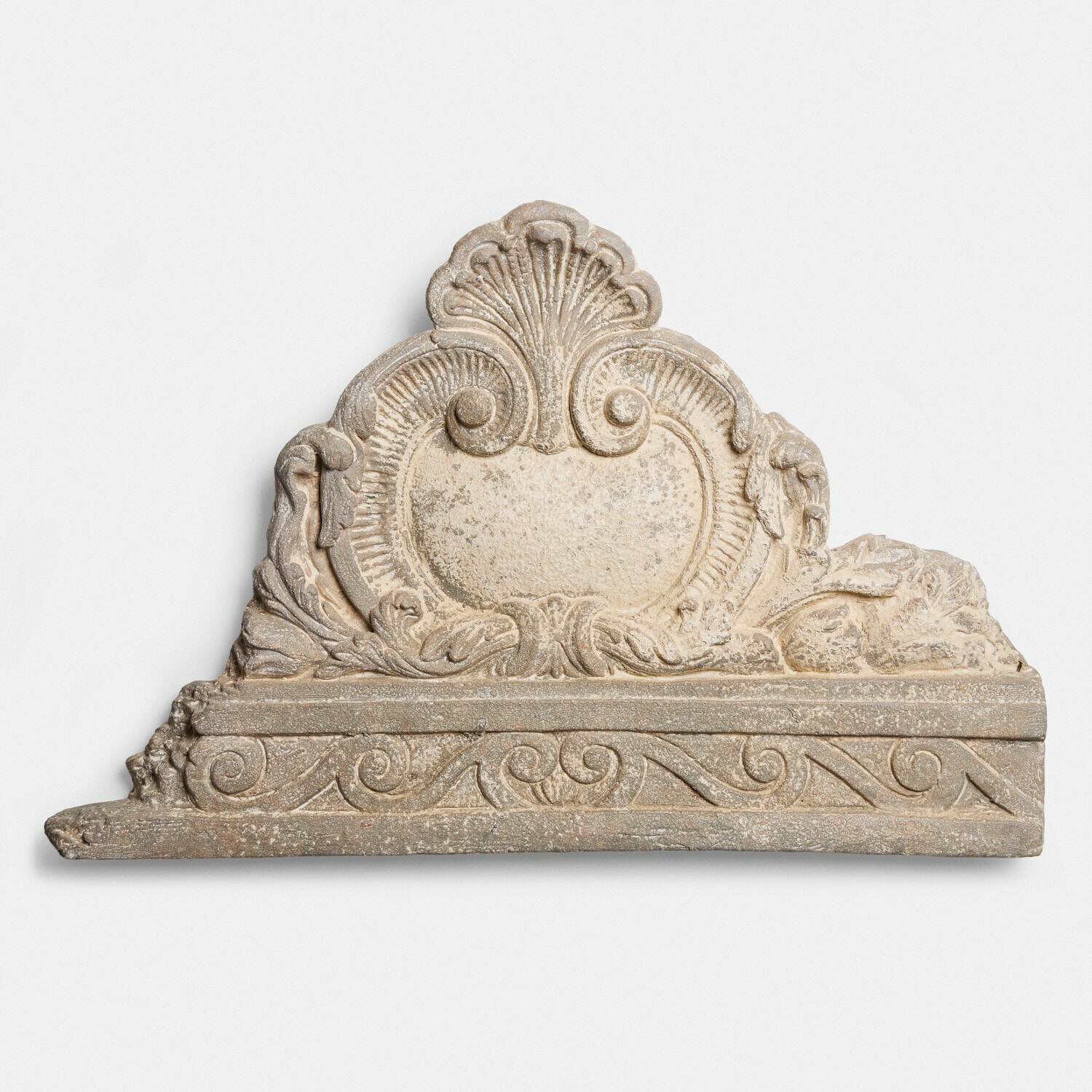 Décoration murale Saveraux Relief en pierre beige orné de motifs coquillages et feuilles, décoration murale classique
