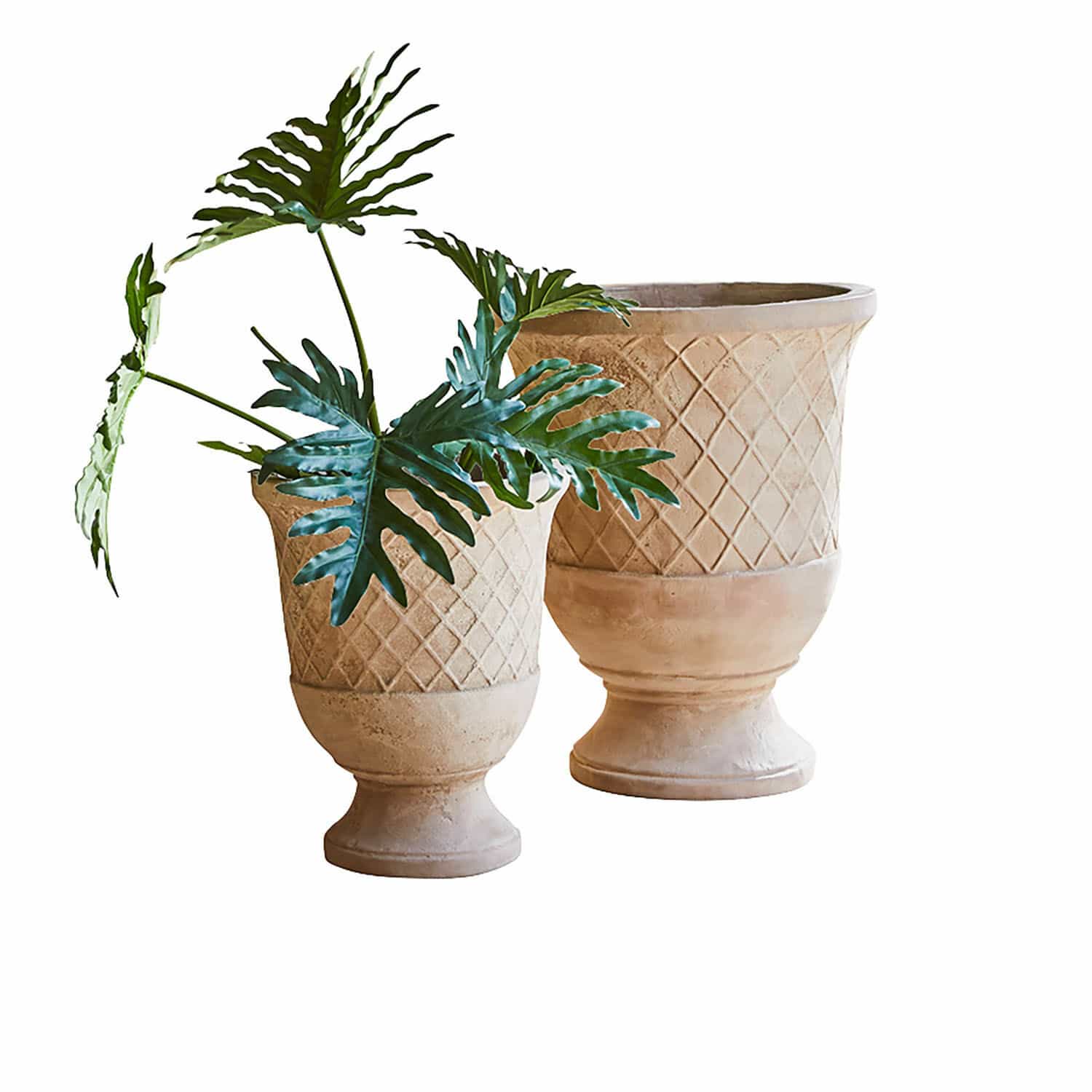 Lot de 2 cache-pots Kivolex Deux pots en terre cuite beige avec motif géométrique, l'un avec des feuilles vertes, décoration jardin