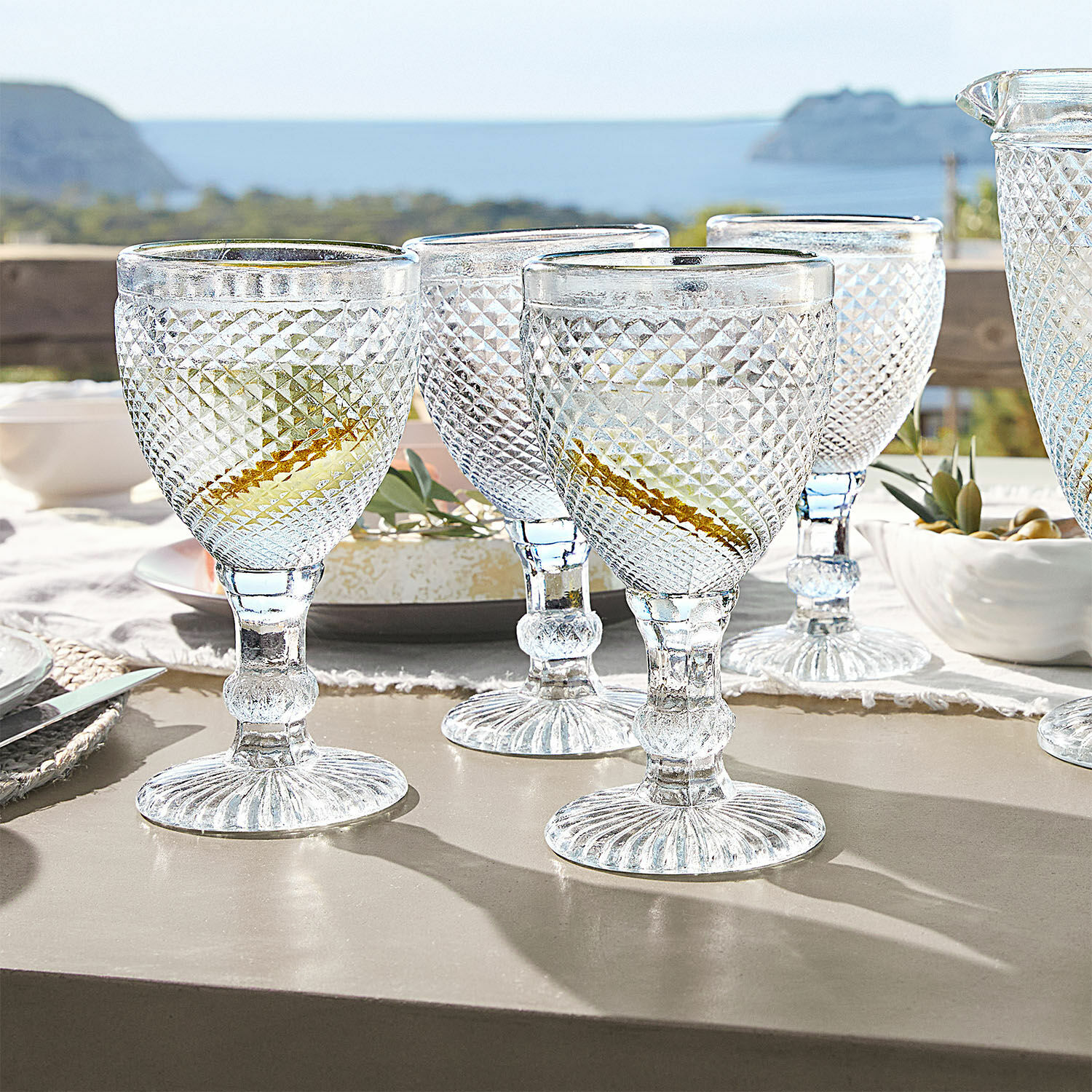 Lot de 4 verres Santerre Ensemble de quatre verres transparents à relief, parfaits pour boissons d'été en terrasse