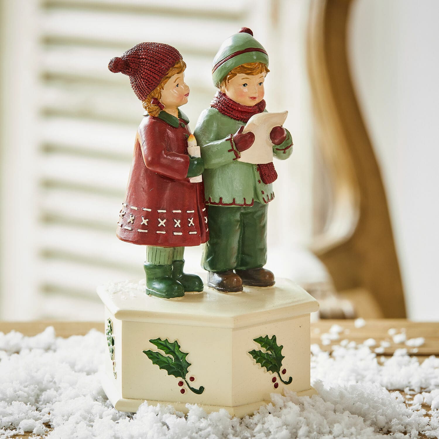 Boîte à musique Kalilah Figurine d'enfants chantant des chants de Noël sur socle crème avec motif houx, décoration festive