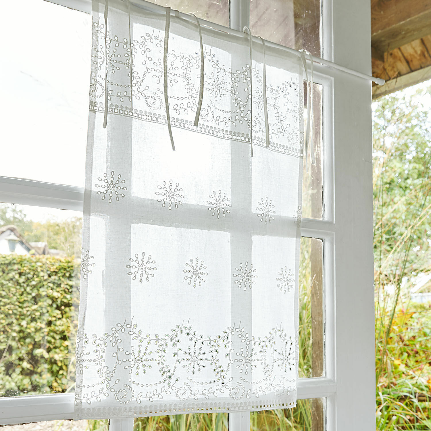 Brise-bise Sivolre Voilage blanc en coton avec broderie et liens, tissu léger pour décoration de fenêtre élégante