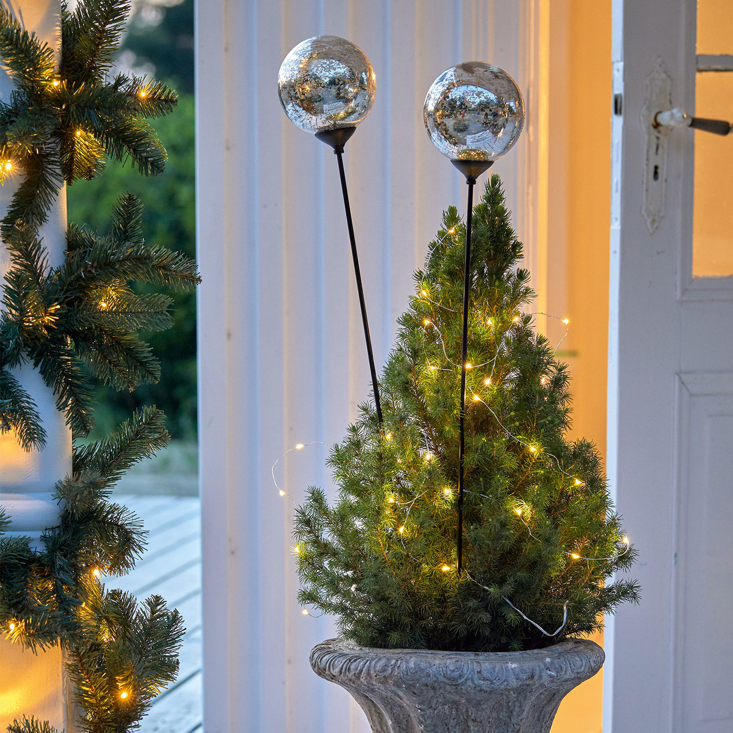 Lot de 2 piquets décoratifs Cainan Boules en verre décoratives sur tiges métalliques dans un pot avec arbuste vert et guirlande lumineuse LED