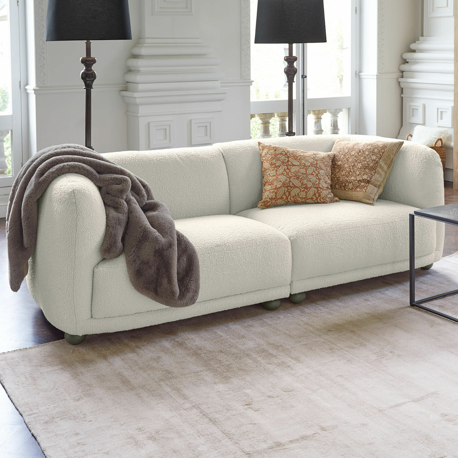 Canapé Scintillique Canapé moderne crème en tissu doux avec coussins décoratifs dans un salon lumineux