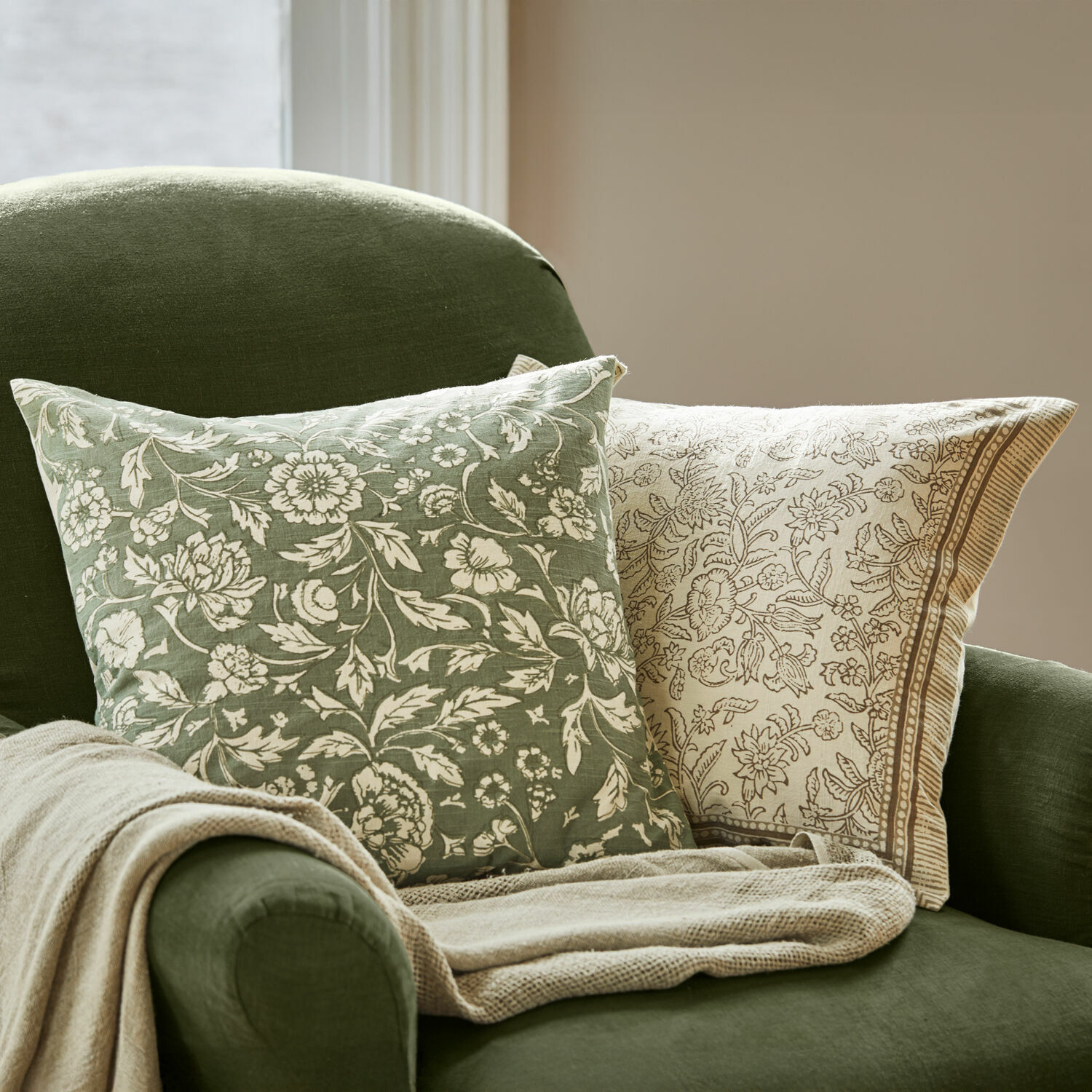 Lot de 2 housses de coussin Ovixal Coussins verts et beiges à motif floral sur fauteuil vert avec plaid beige, décoration intérieure cosy