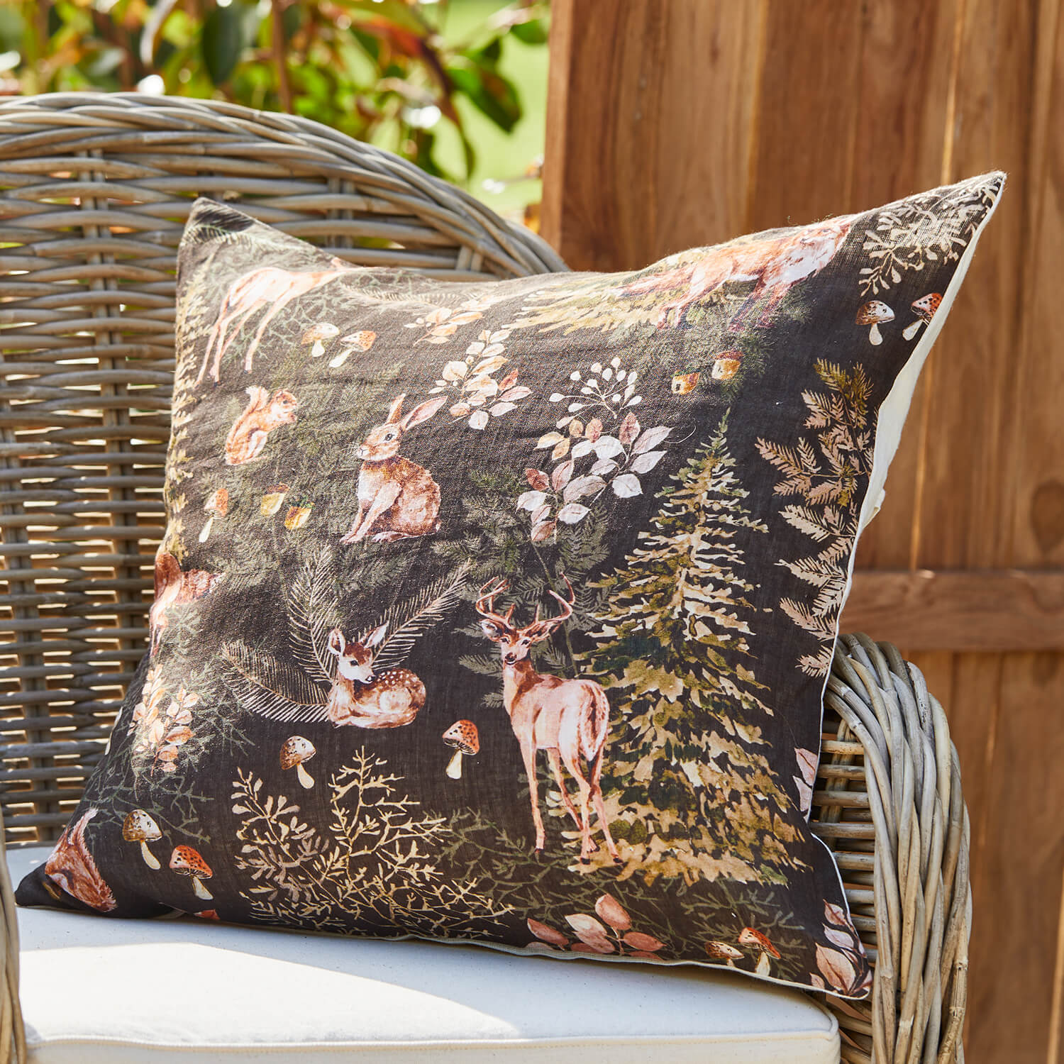 Coussin décoratif en coton avec motif animaux de la forêt sur fond foncé, accessoire déco intérieur