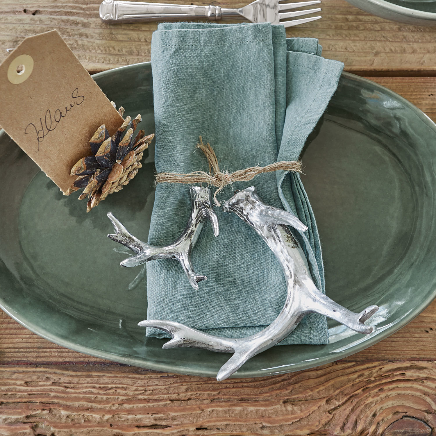 Lot de 2 bois de cerf décoratifs Tiana Plat en céramique verte avec serviette en lin et décorations argentées en forme de bois sur table en bois