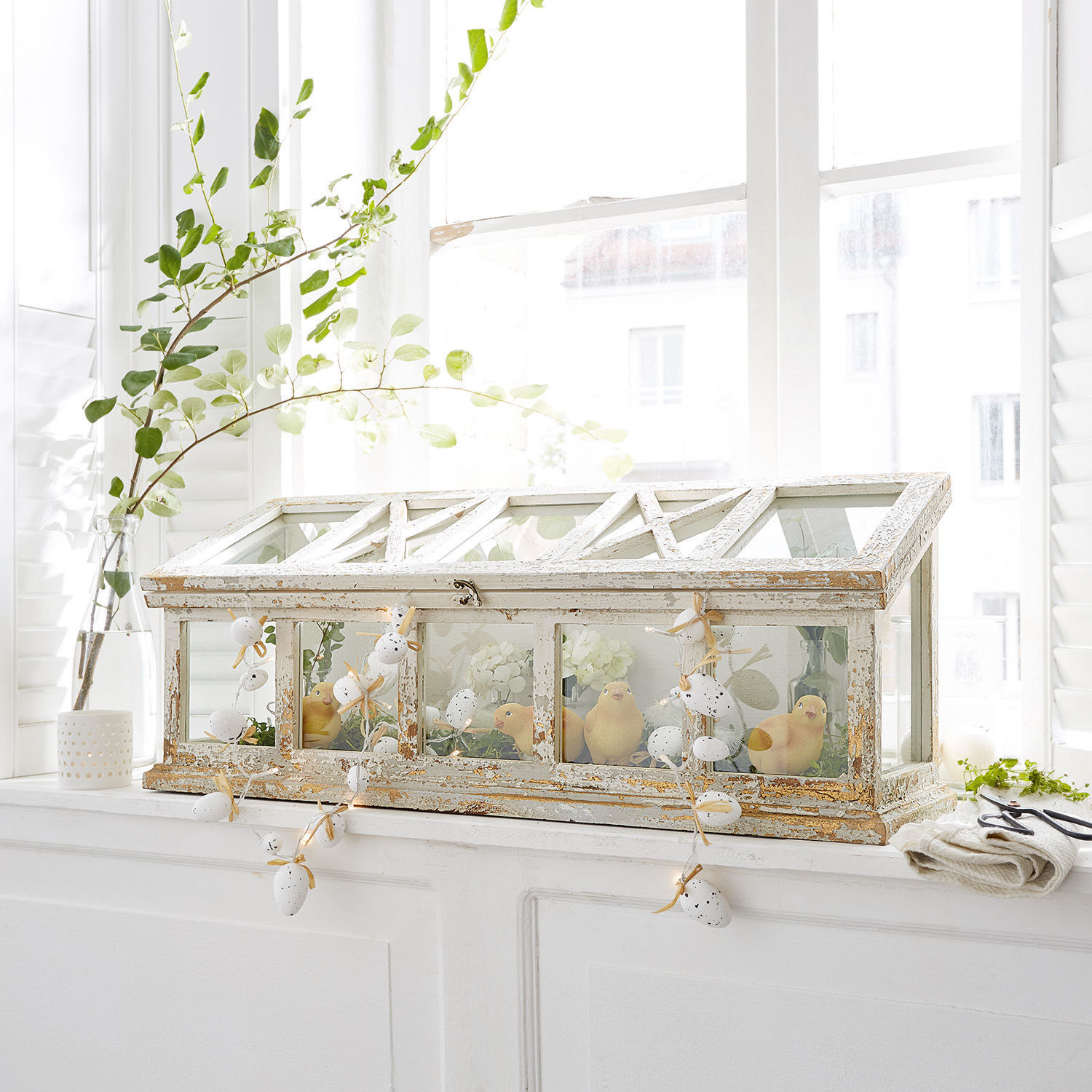 Serre Visastis Mini serre en bois blanc vieilli avec décoration de poussins sur le rebord de la fenêtre lumineuse
