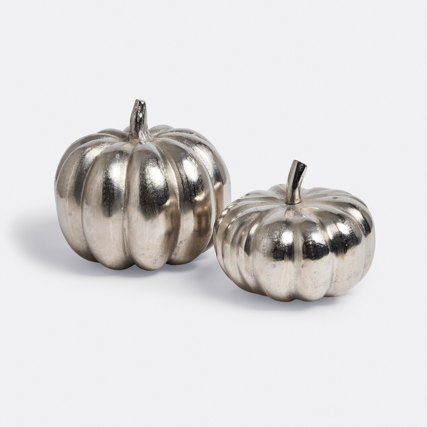 Lot de 2 citrouilles décoratives Alérisse Deux citrouilles décoratives en métal argenté avec finition brillante pour décoration automnale