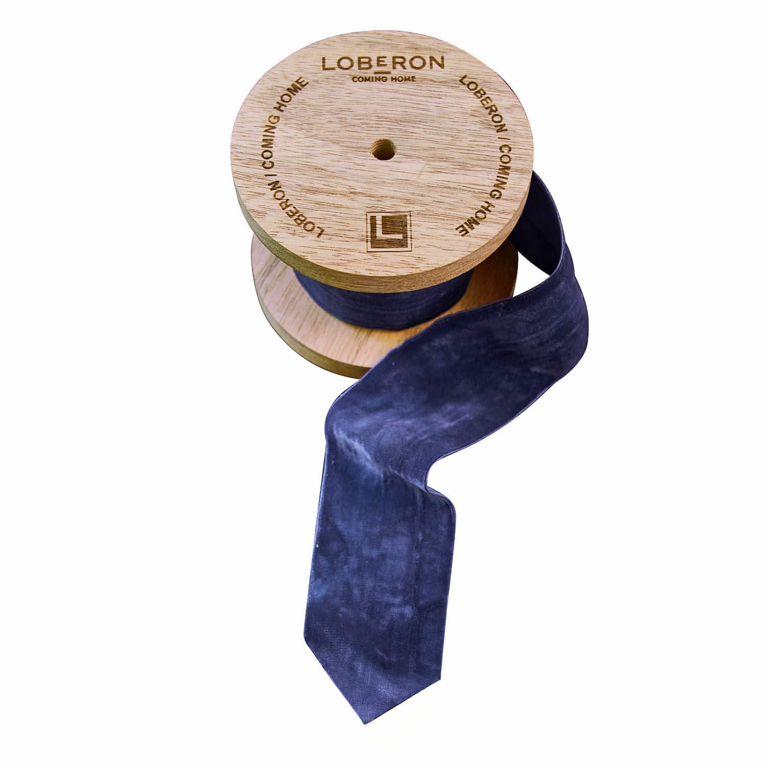 Ruban de velours Phaedra Ruban en velours bleu sur bobine en bois avec logo Loberon, ruban décoratif pour la maison