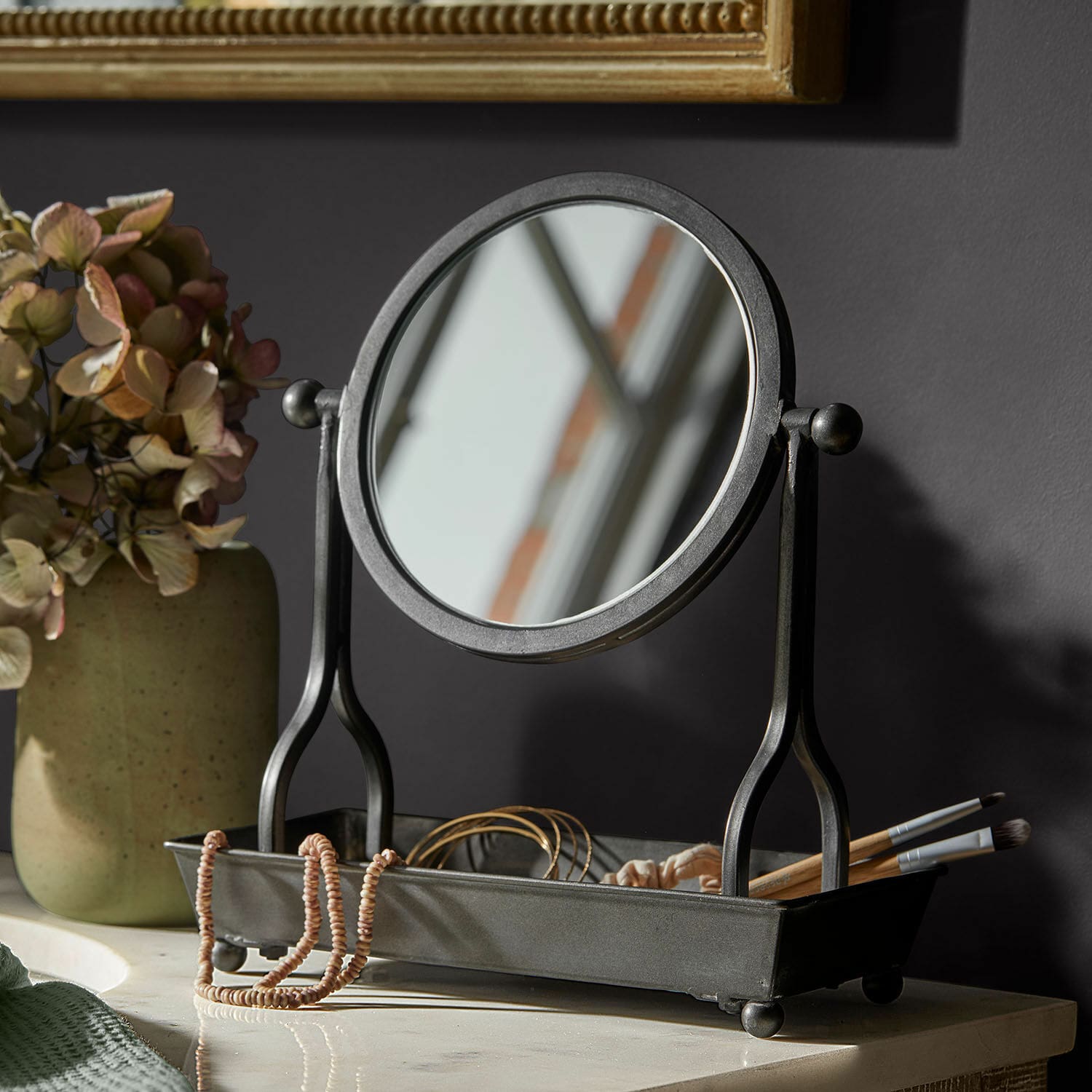 Miroir de maquillage Amilion Miroir de table en métal noir avec plateau pour bijoux et pinceaux de maquillage sur surface claire