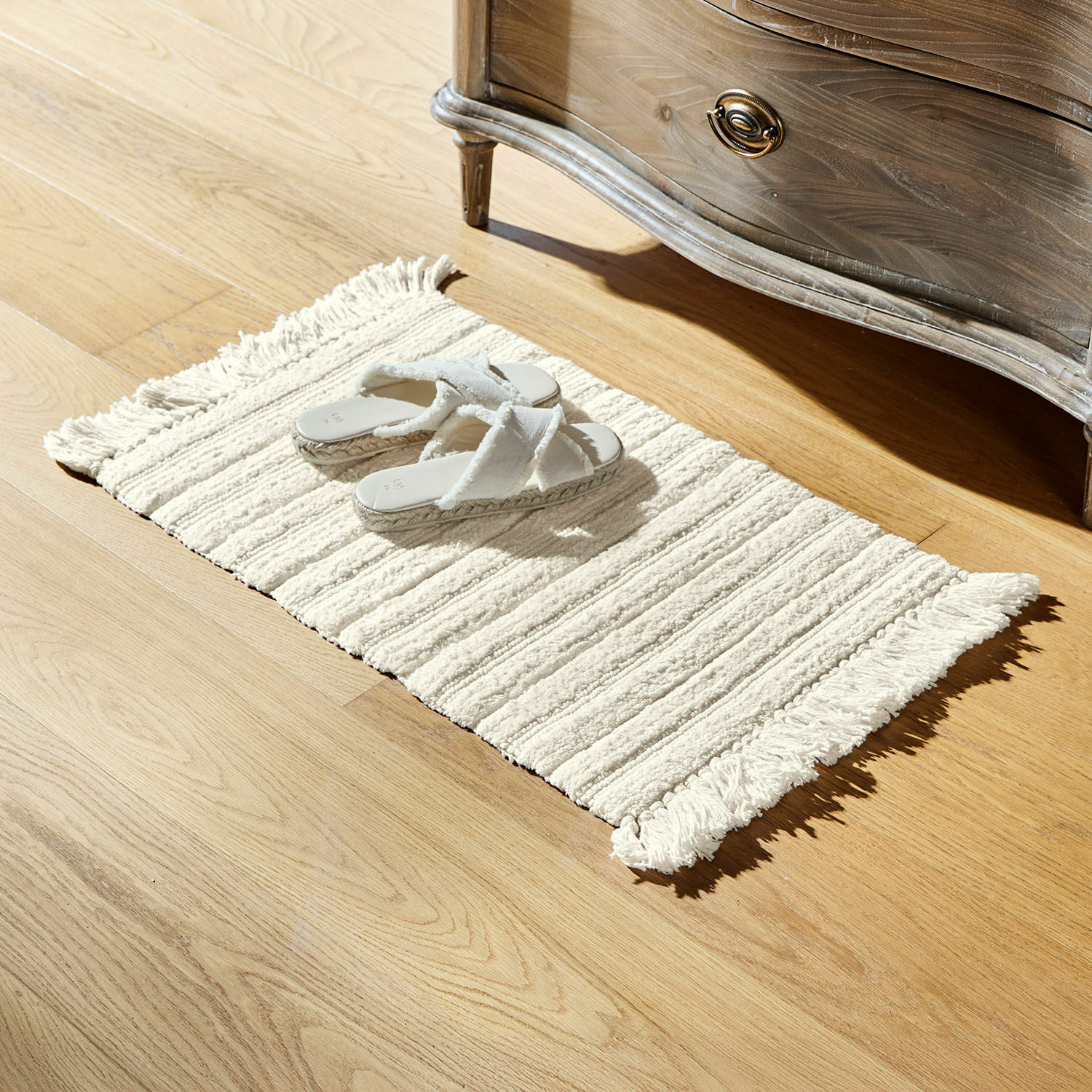 Tapis de bain Dreamyville Tapis en coton crème avec franges sur parquet en bois clair avec chaussons blancs, décoration intérieure