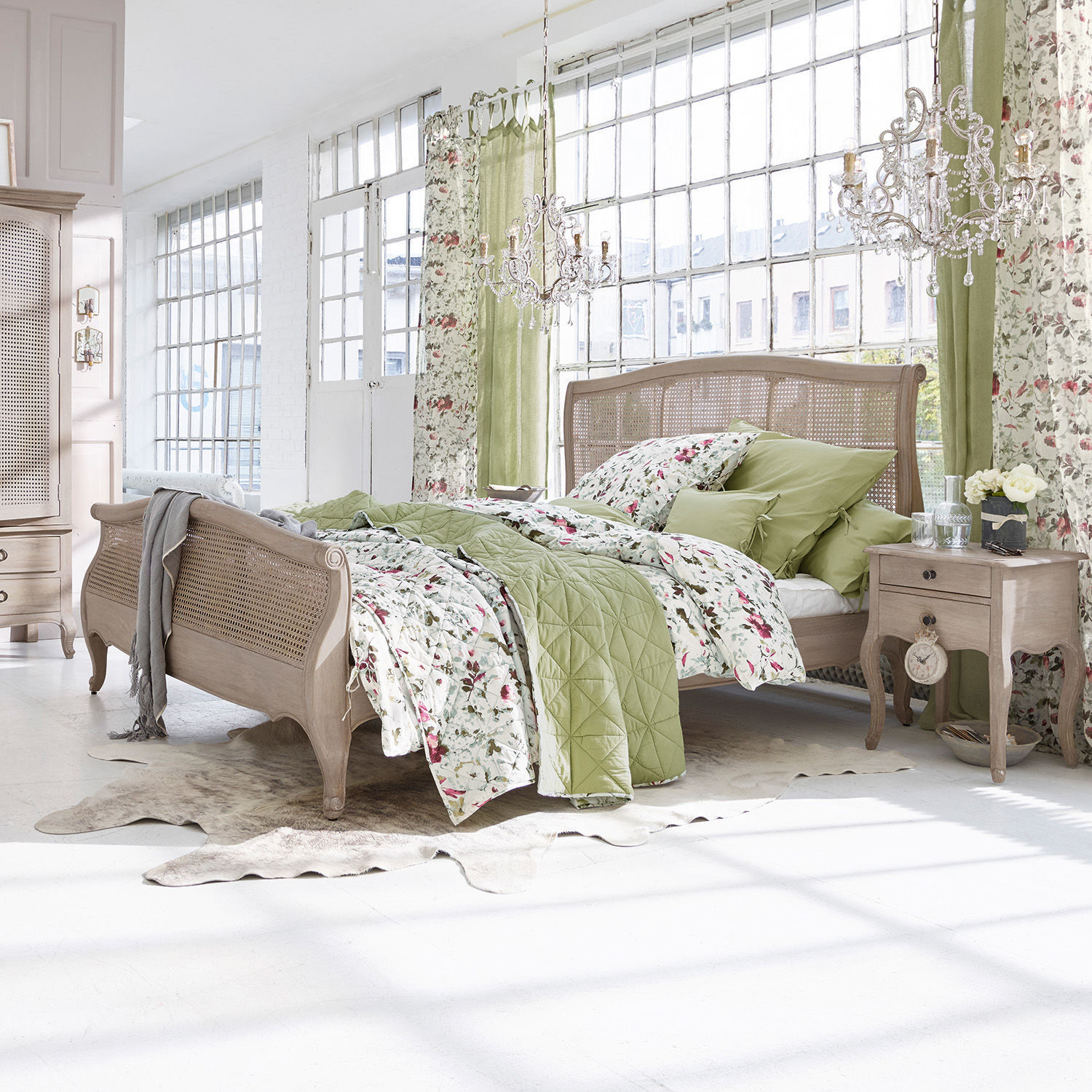 Lit Truso Chambre avec lit en bois et literie verte à motifs floraux dans un style naturel lumineux
