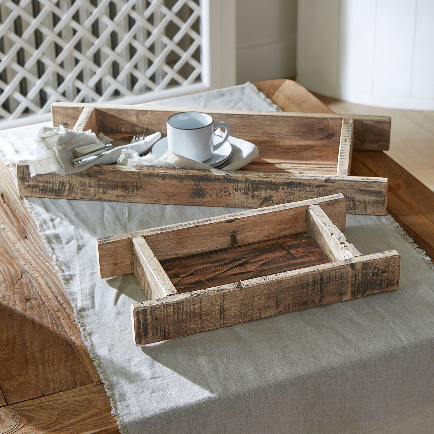 Lot de 2 plateaux Brisalda Plateaux en bois naturel posés sur une nappe en lin, style rustique pour servir avec élégance