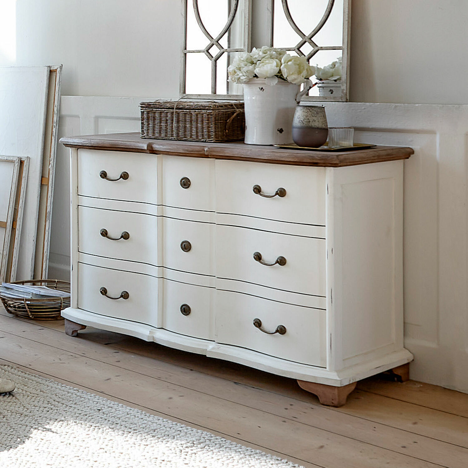 Commode Aiguillon Commode en bois blanc avec plateau marron et poignées métalliques vintage pour salon
