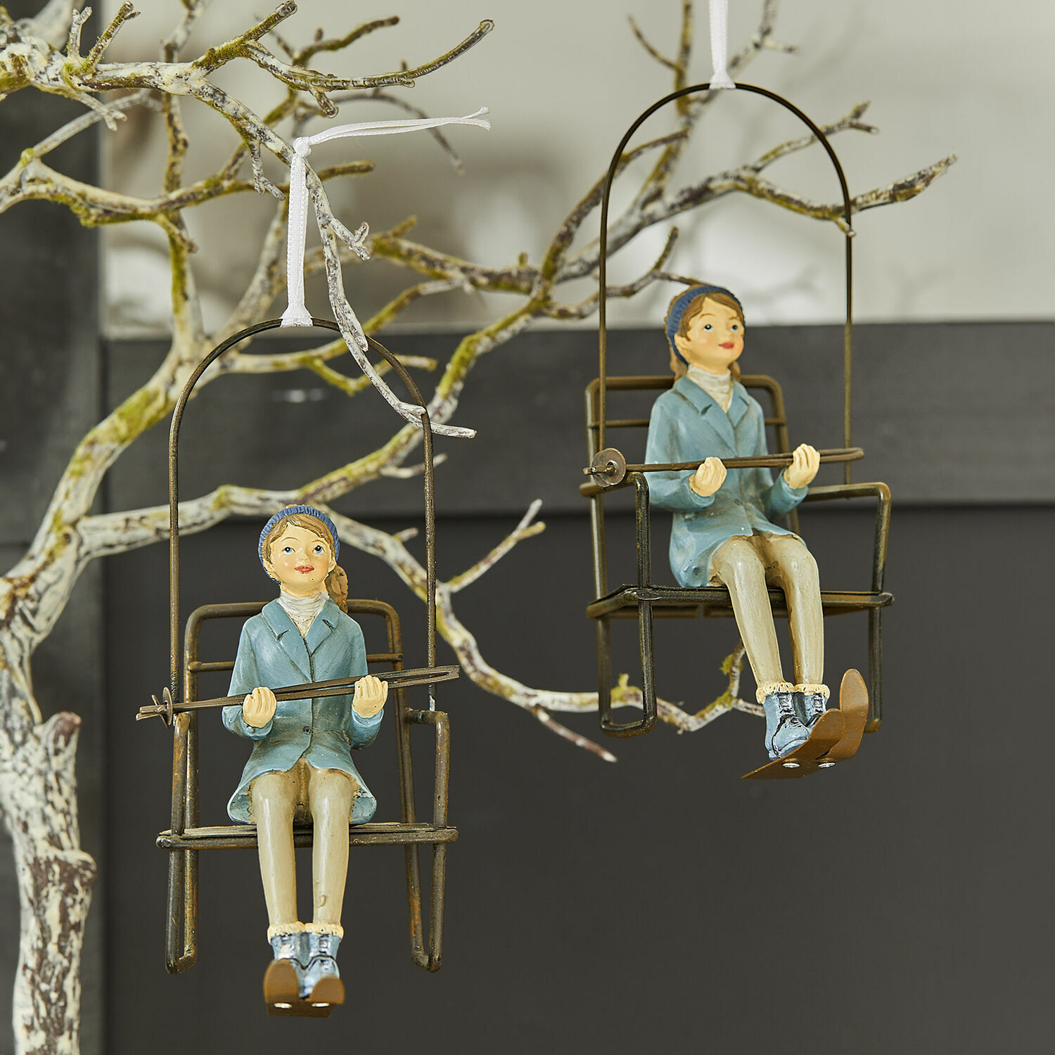 Lot de 2 décorations à suspendre Herveline Décorations suspendues avec figurines de skieurs assis sur des chaises métalliques bleues
