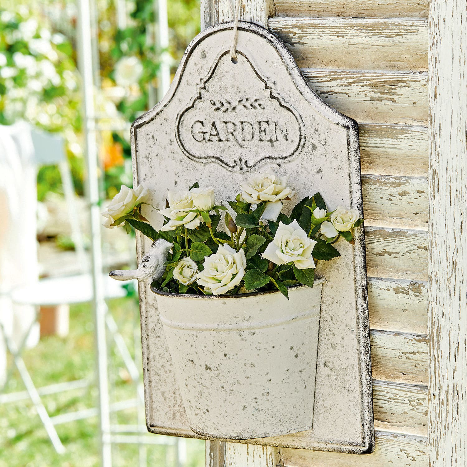 Pot de fleurs mural Helsa Décoration murale de jardin en métal vieilli avec roses blanches et inscription Garden