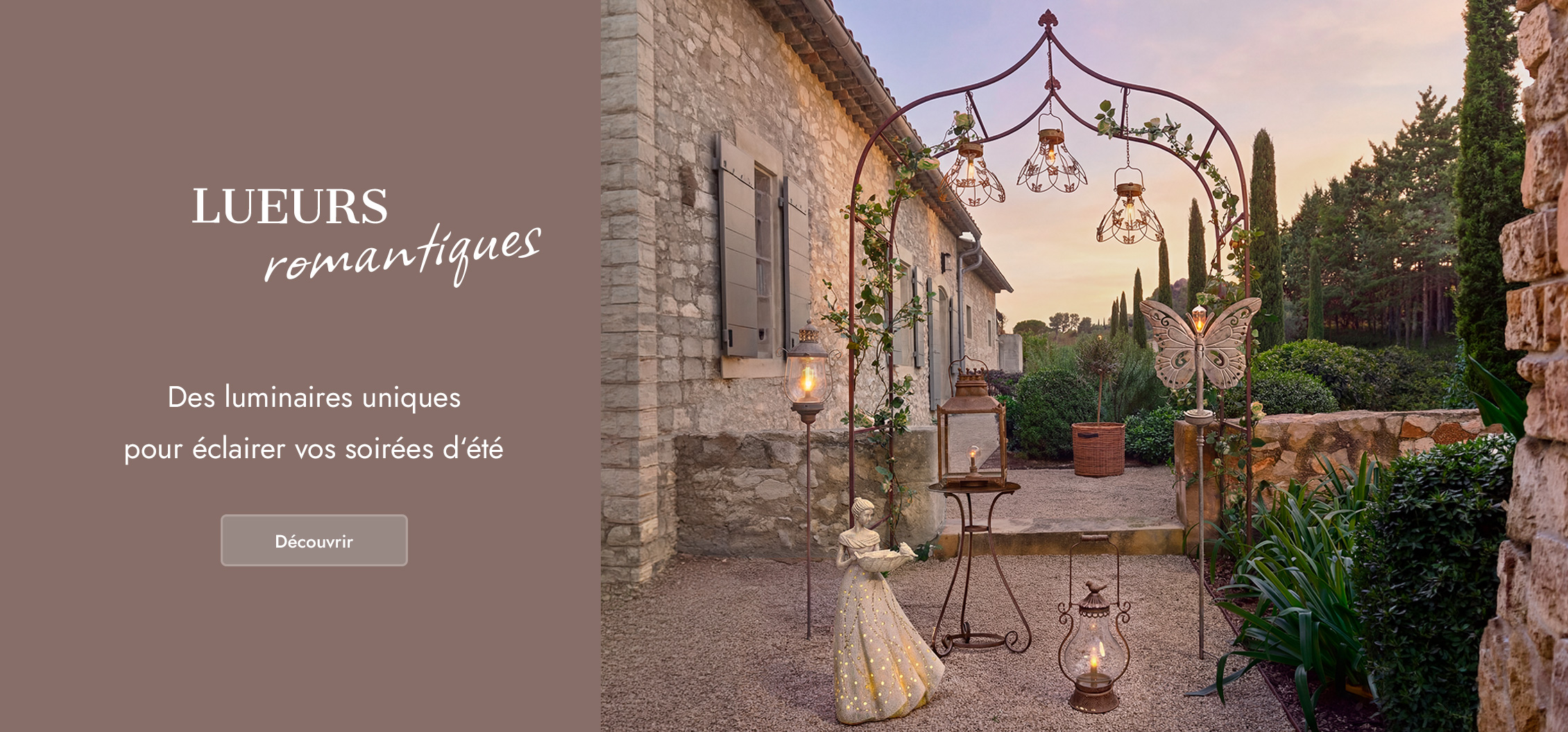 Éclairage romantique de jardin avec lanternes en métal et décoration papillon sous une lumière chaude du soir
