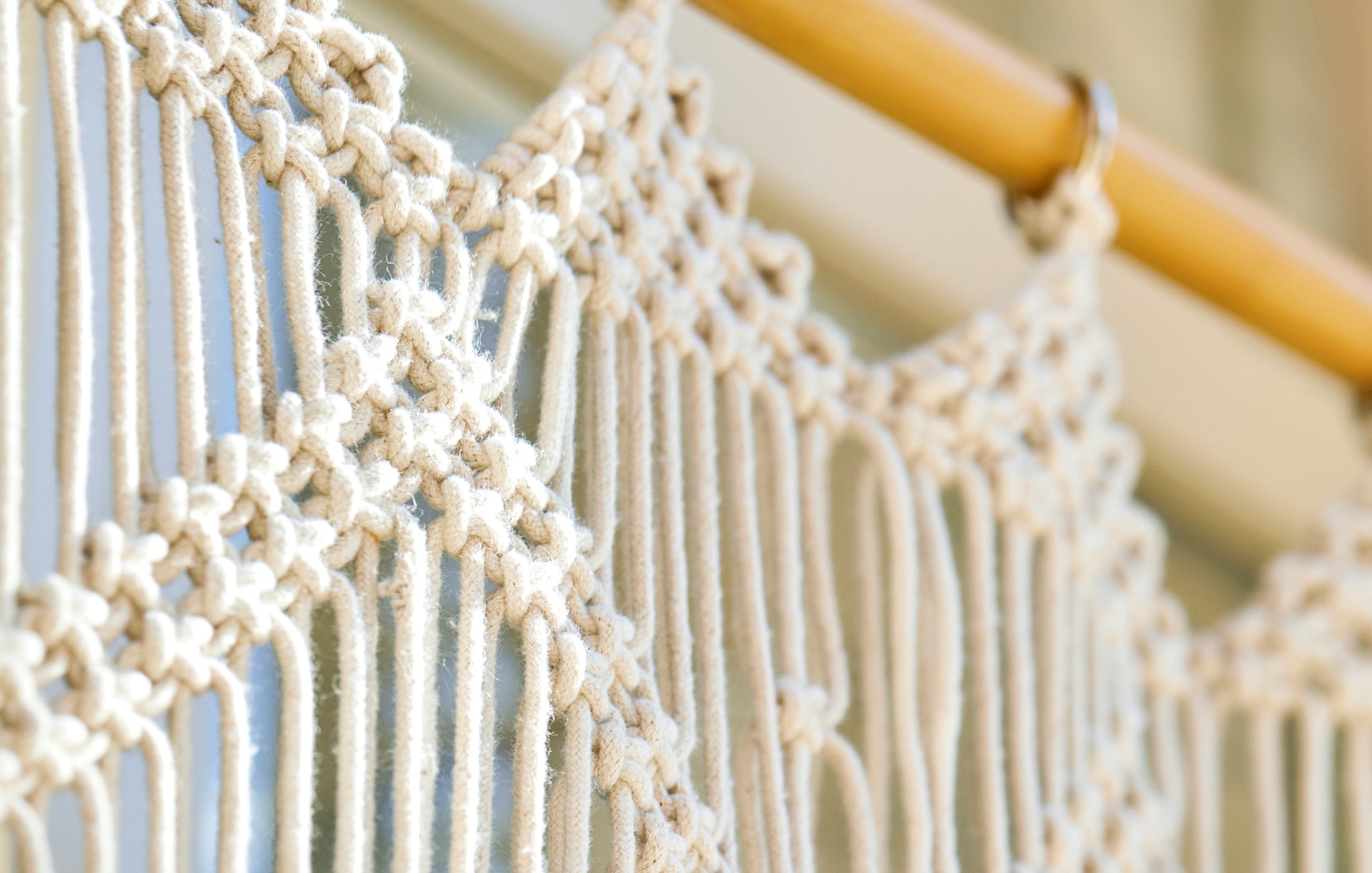 Décoration murale en macramé en coton naturel suspendue sur une barre en bois, style bohème