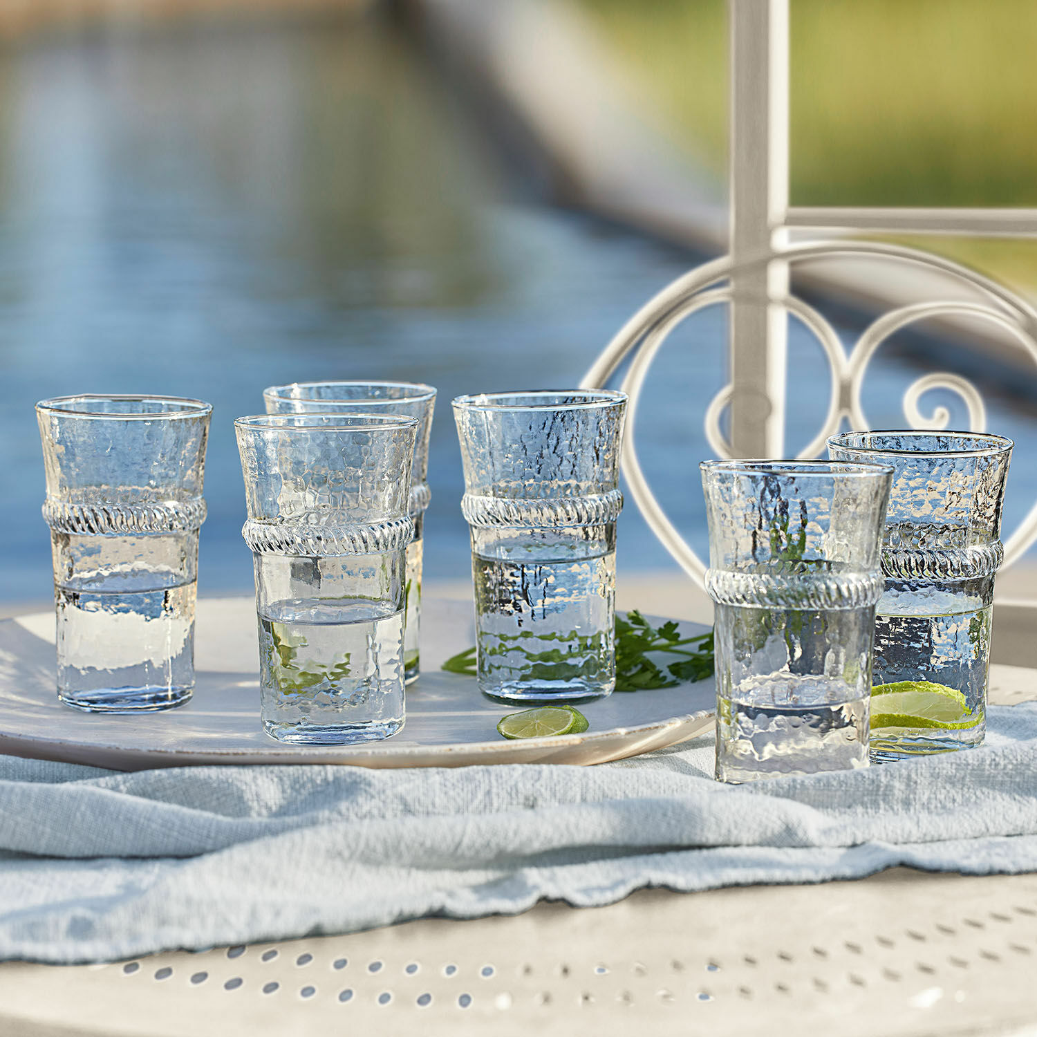 Lot de 6 verres Beiras Ensemble de six verres transparents texturés avec anneau décoratif, parfaits pour boissons fraîches.